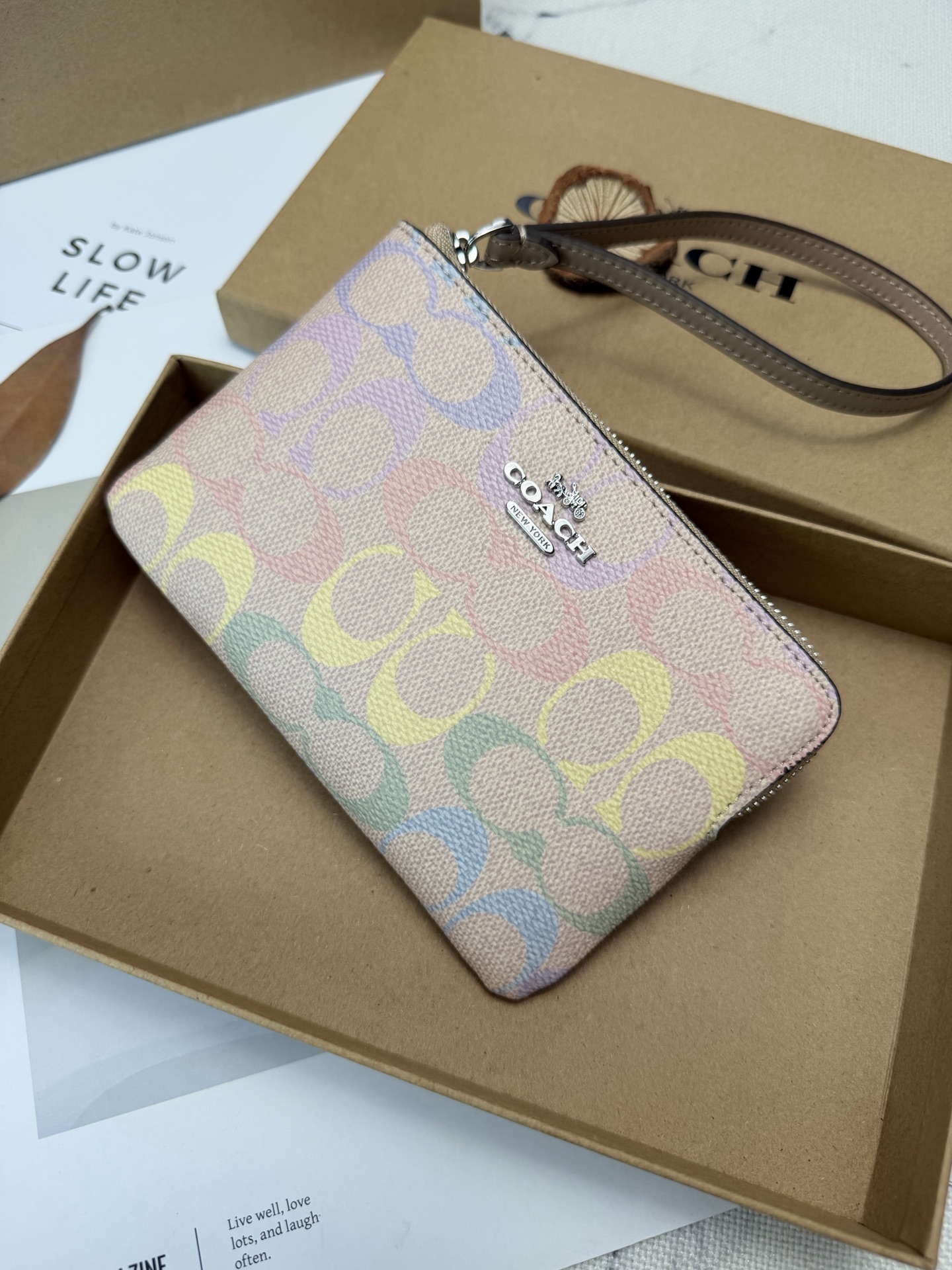 Coach 老花帆布+马卡龙彩虹配色 超有品牌辨识度 正面银色Logo 质感满分 小巧轻便 使用了YKK拉链开合