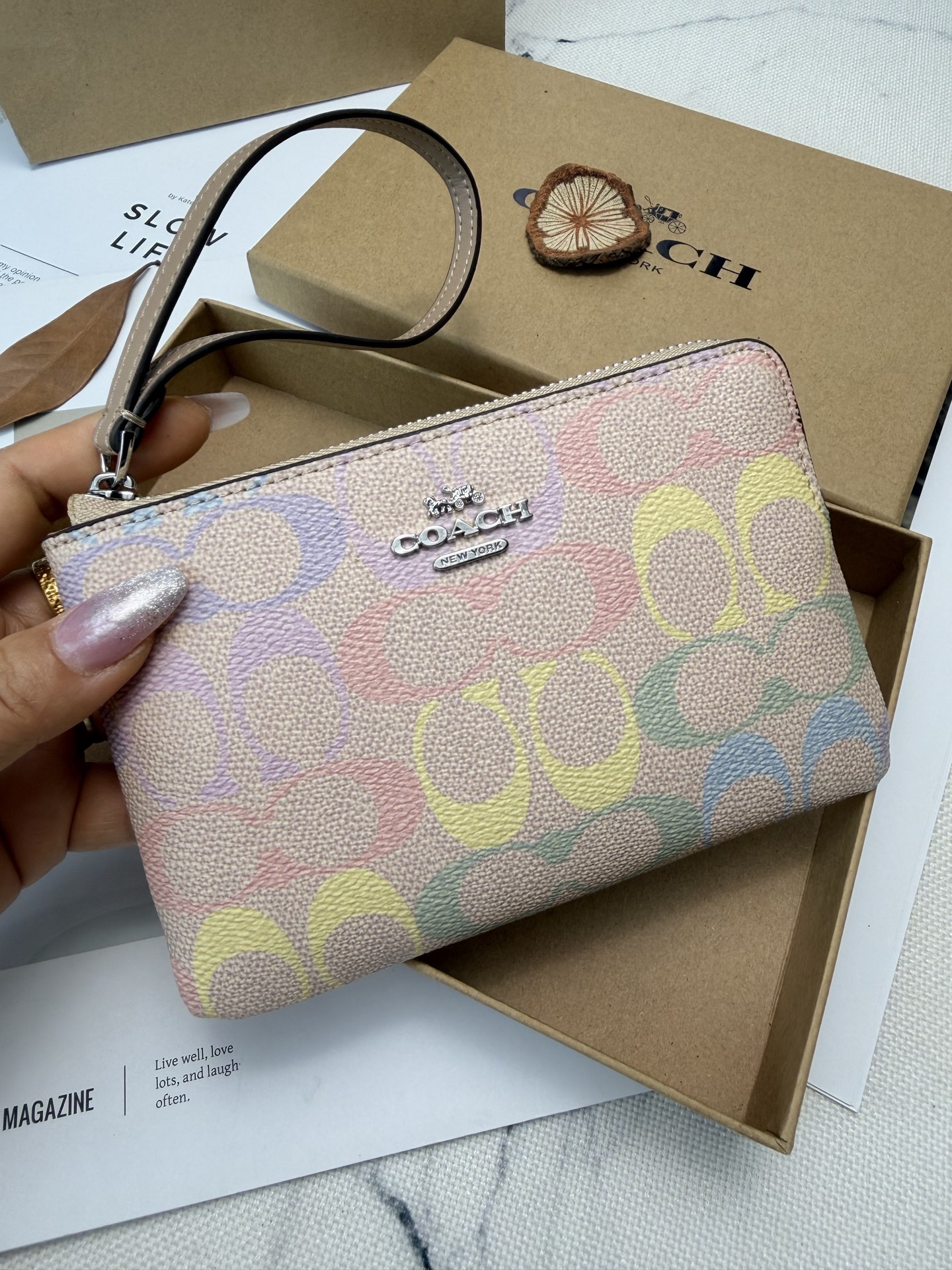 Coach 老花帆布+马卡龙彩虹配色 超有品牌辨识度 正面银色Logo 质感满分 小巧轻便 使用了YKK拉链开合