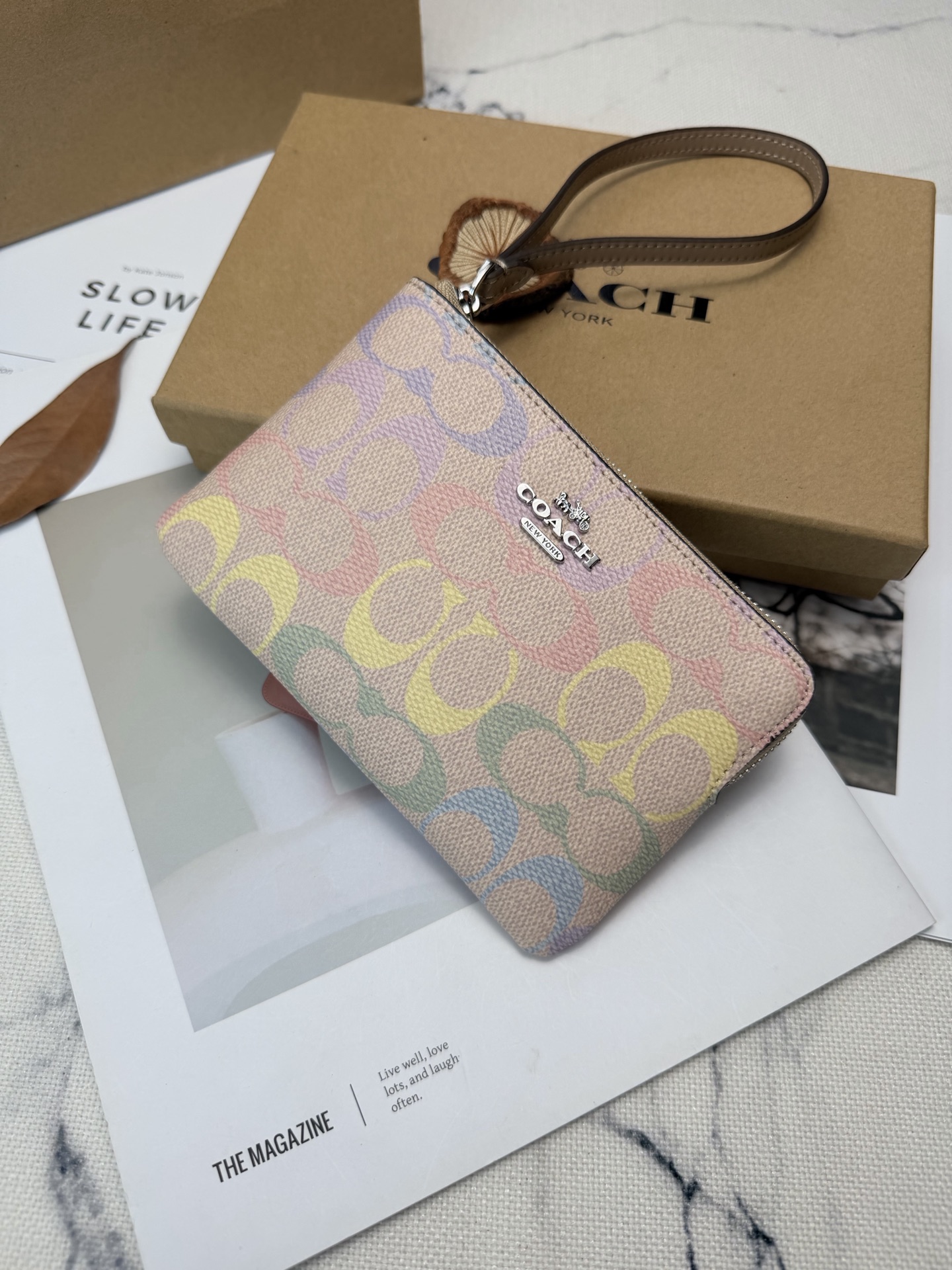 Coach 老花帆布+马卡龙彩虹配色 超有品牌辨识度 正面银色Logo 质感满分 小巧轻便 使用了YKK拉链开合