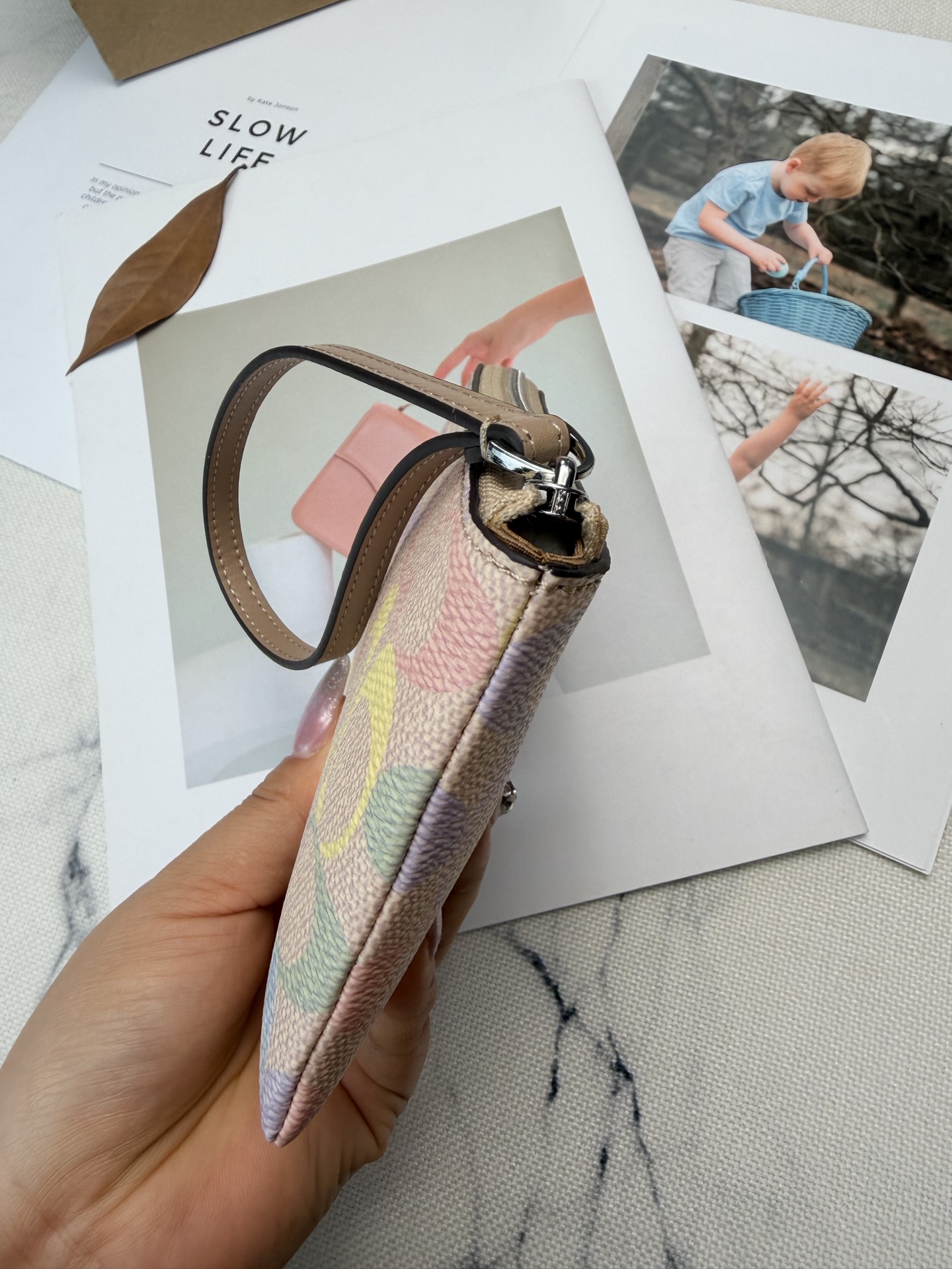 Coach 老花帆布+马卡龙彩虹配色 超有品牌辨识度 正面银色Logo 质感满分 小巧轻便 使用了YKK拉链开合