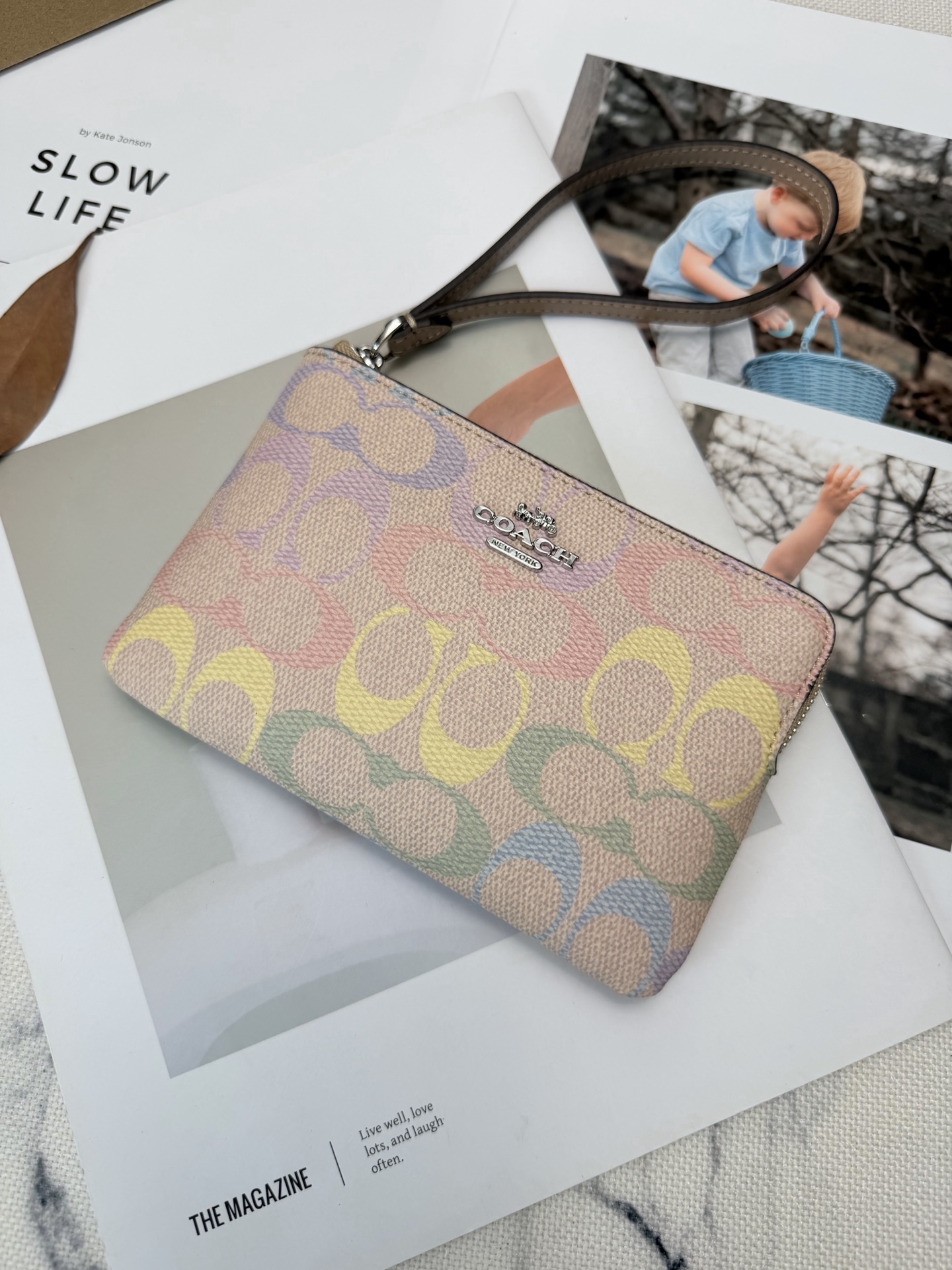 Coach 老花帆布+马卡龙彩虹配色 超有品牌辨识度 正面银色Logo 质感满分 小巧轻便 使用了YKK拉链开合