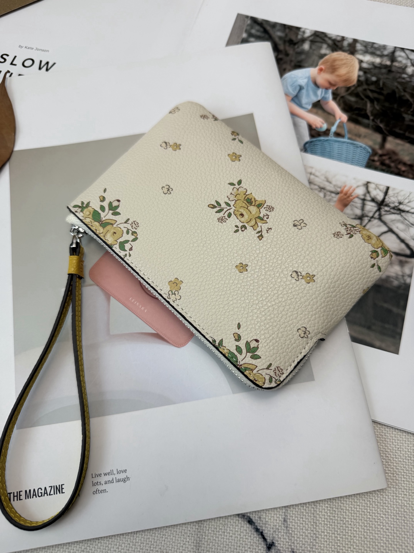 Coach 米白底配黄色花卉 春夏氛围感拉满 优质皮革材质 手感细腻耐用 超有品牌辨识度 正面金属Logo