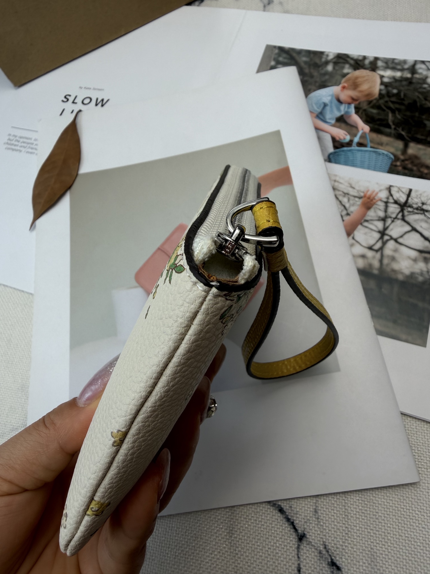 Coach 米白底配黄色花卉 春夏氛围感拉满 优质皮革材质 手感细腻耐用 超有品牌辨识度 正面金属Logo