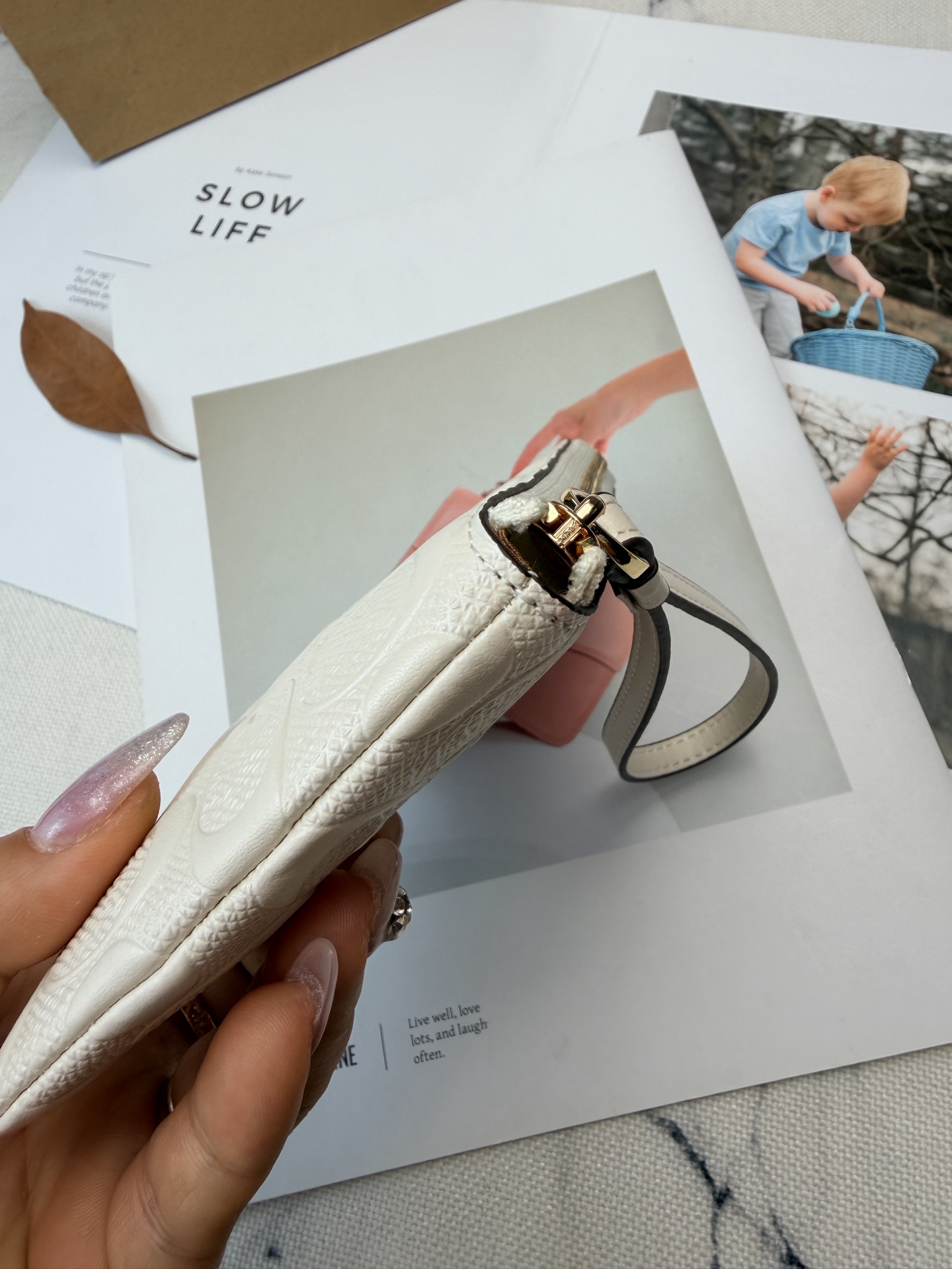 Coach 老花设计 优质皮革材质 手感细腻又耐用金属Logo点缀 品牌辨识度超高 使用了YKK拉链开合