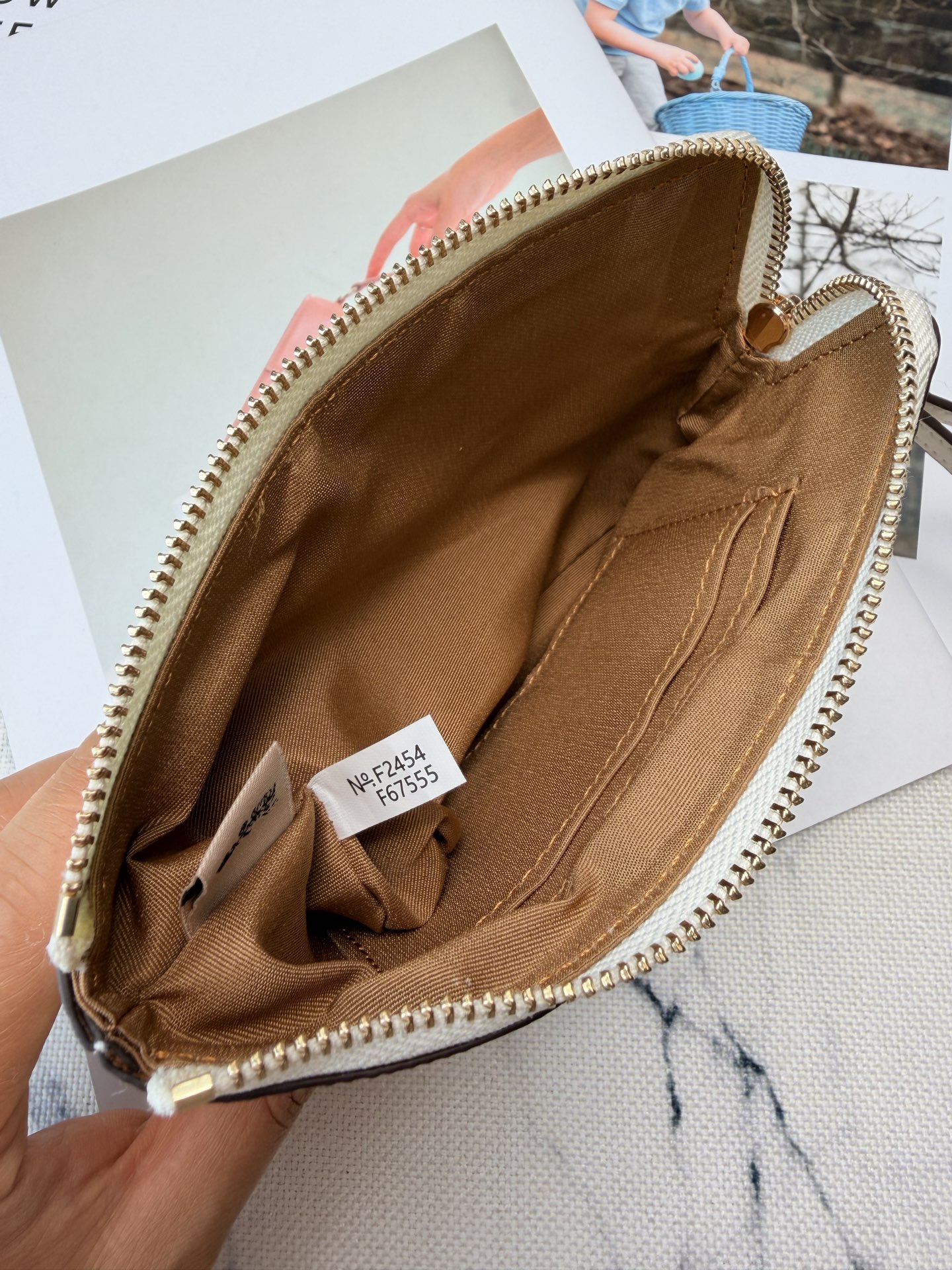 Coach 老花设计 优质皮革材质 手感细腻又耐用金属Logo点缀 品牌辨识度超高 使用了YKK拉链开合