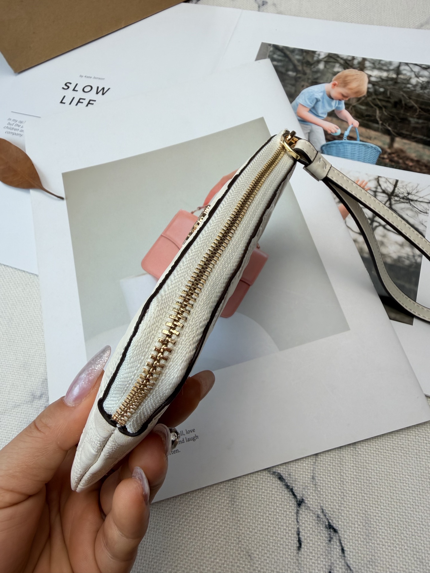 Coach 老花设计 优质皮革材质 手感细腻又耐用金属Logo点缀 品牌辨识度超高 使用了YKK拉链开合