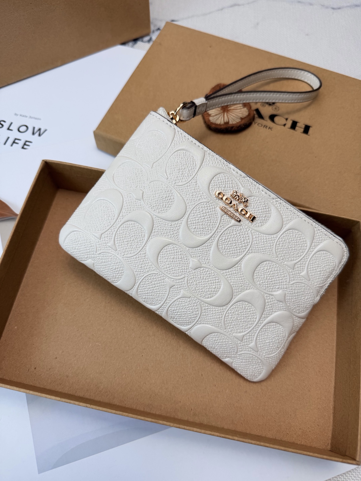 Coach 老花设计 优质皮革材质 手感细腻又耐用金属Logo点缀 品牌辨识度超高 使用了YKK拉链开合