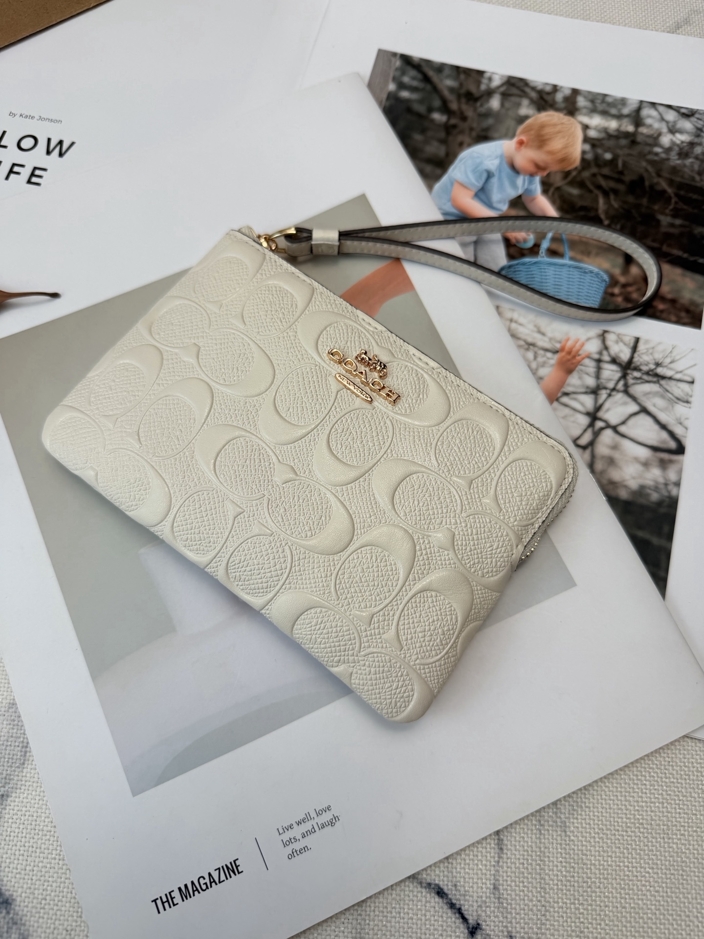 Coach 老花设计 优质皮革材质 手感细腻又耐用金属Logo点缀 品牌辨识度超高 使用了YKK拉链开合