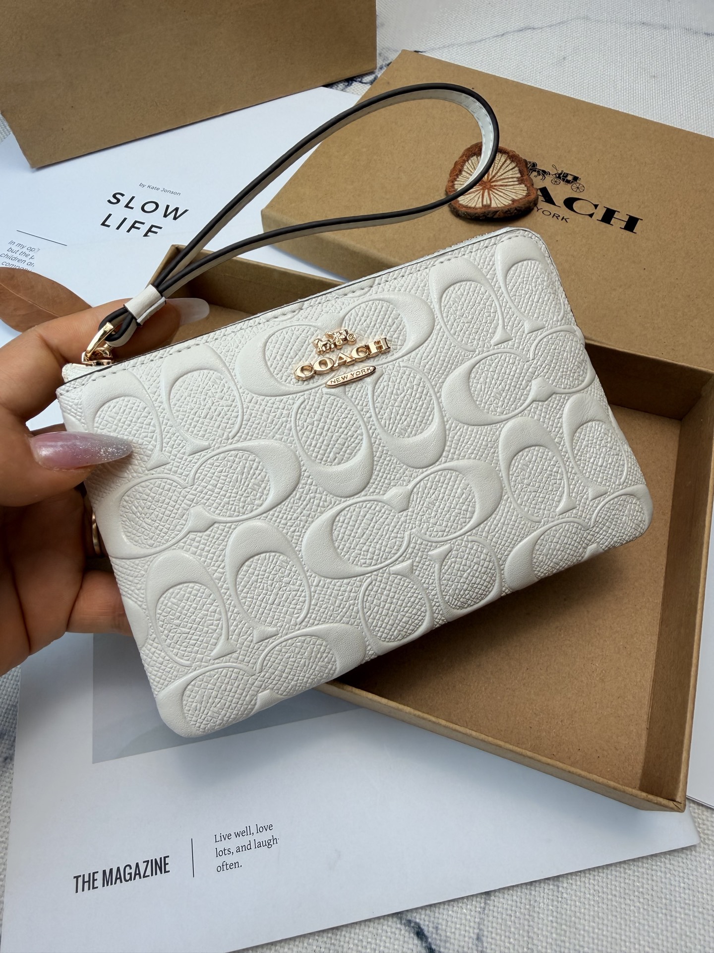 Coach 老花设计 优质皮革材质 手感细腻又耐用金属Logo点缀 品牌辨识度超高 使用了YKK拉链开合