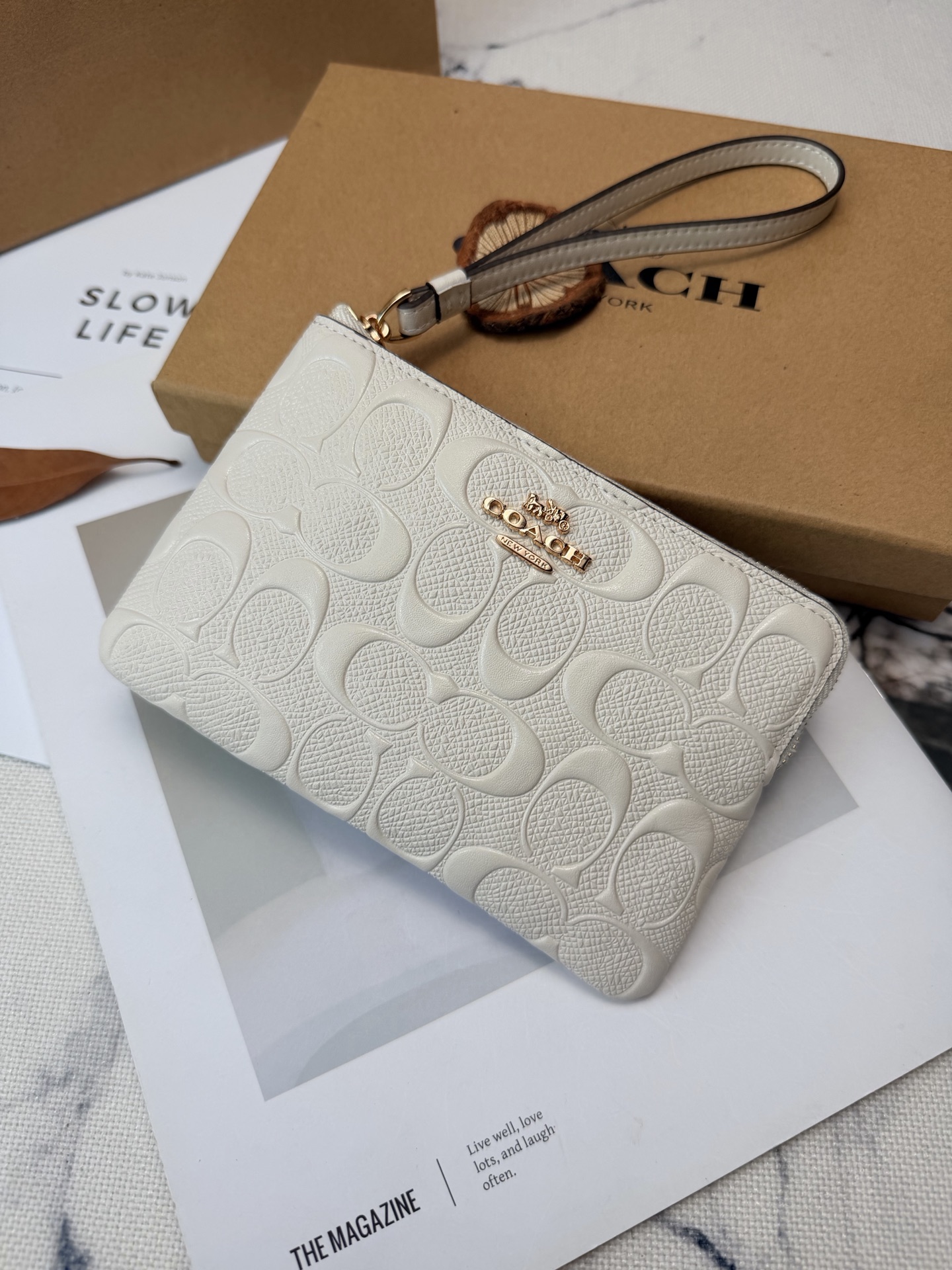 Coach 老花设计 优质皮革材质 手感细腻又耐用金属Logo点缀 品牌辨识度超高 使用了YKK拉链开合