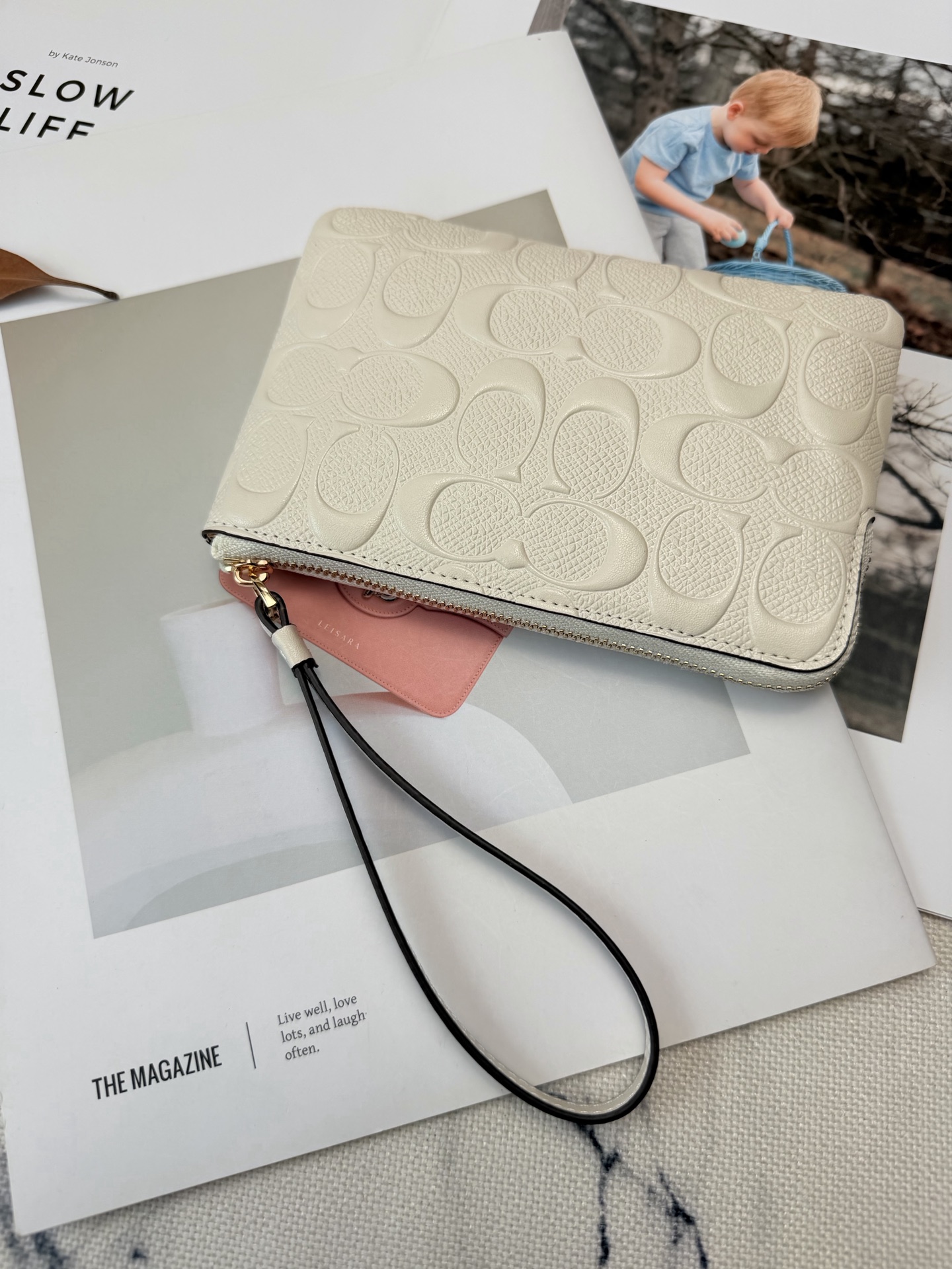Coach 老花设计 优质皮革材质 手感细腻又耐用金属Logo点缀 品牌辨识度超高 使用了YKK拉链开合