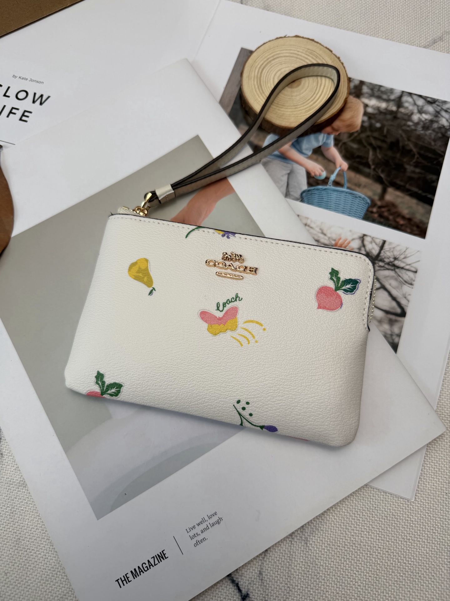Coach 白色牛皮+手绘花卉图案 童趣又活力满满 蝴蝶、水果等元素超可爱 清新又元气 金属Logo点缀