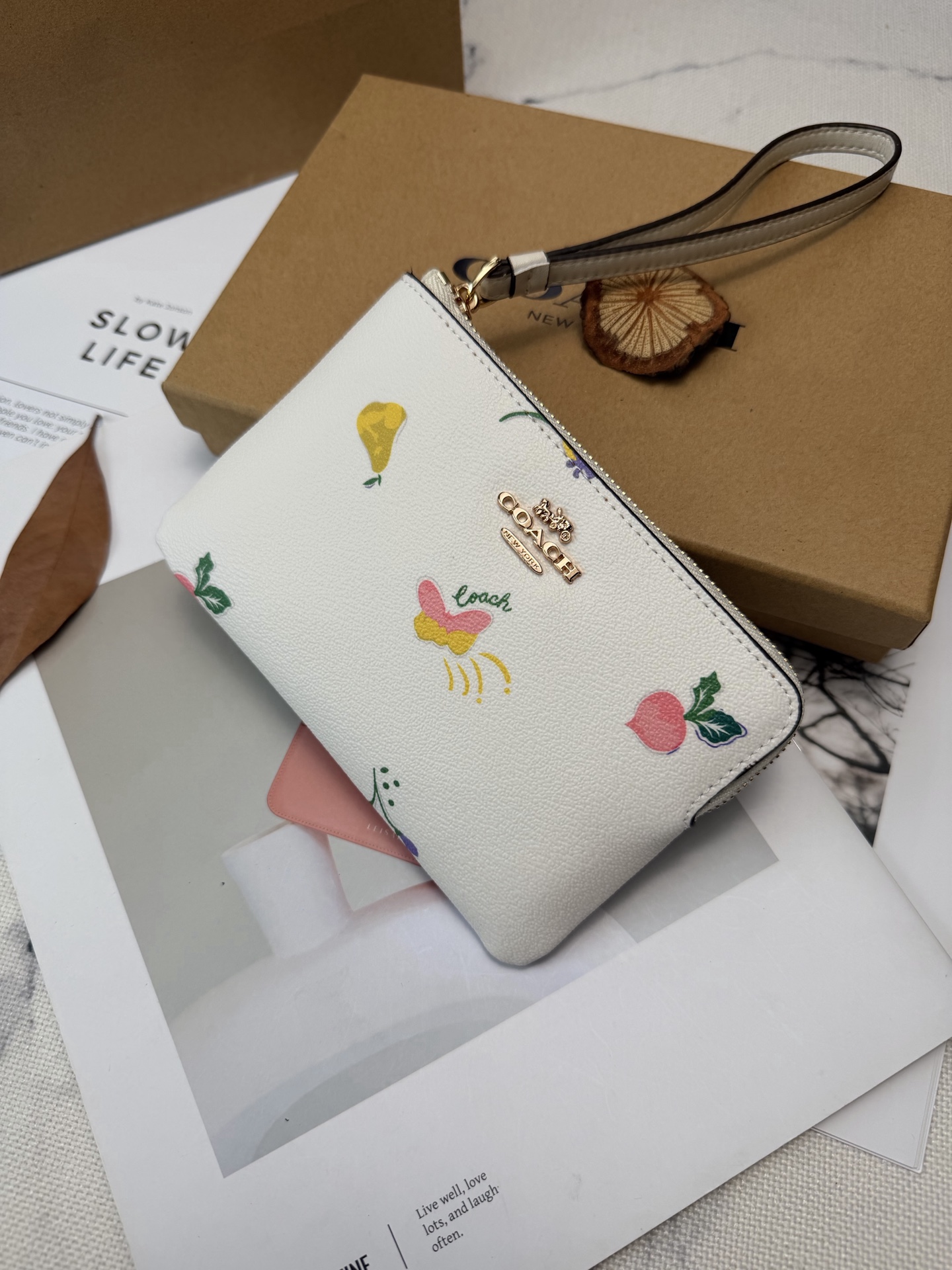 Coach 白色牛皮+手绘花卉图案 童趣又活力满满 蝴蝶、水果等元素超可爱 清新又元气 金属Logo点缀