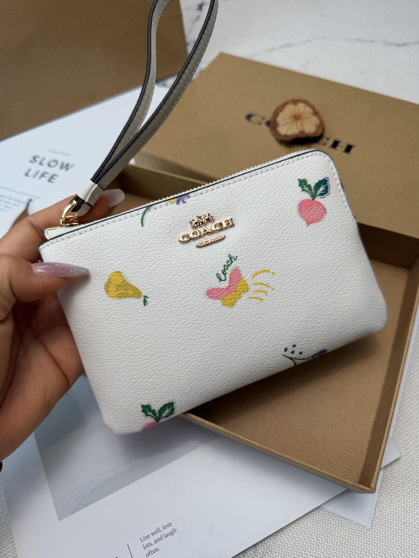 Coach 白色牛皮+手绘花卉图案 童趣又活力满满 蝴蝶、水果等元素超可爱 清新又元气 金属Logo点缀