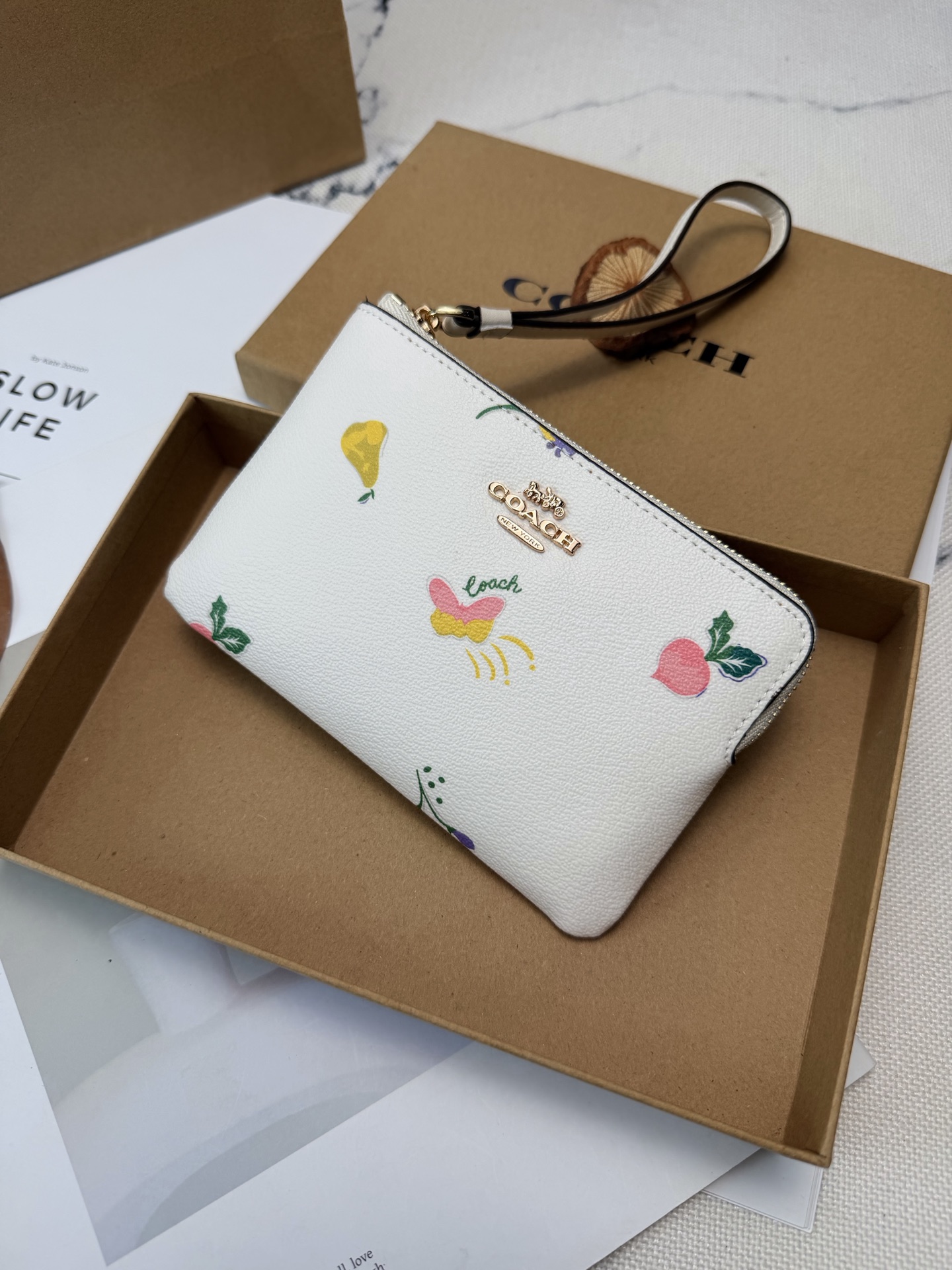 Coach 白色牛皮+手绘花卉图案 童趣又活力满满 蝴蝶、水果等元素超可爱 清新又元气 金属Logo点缀