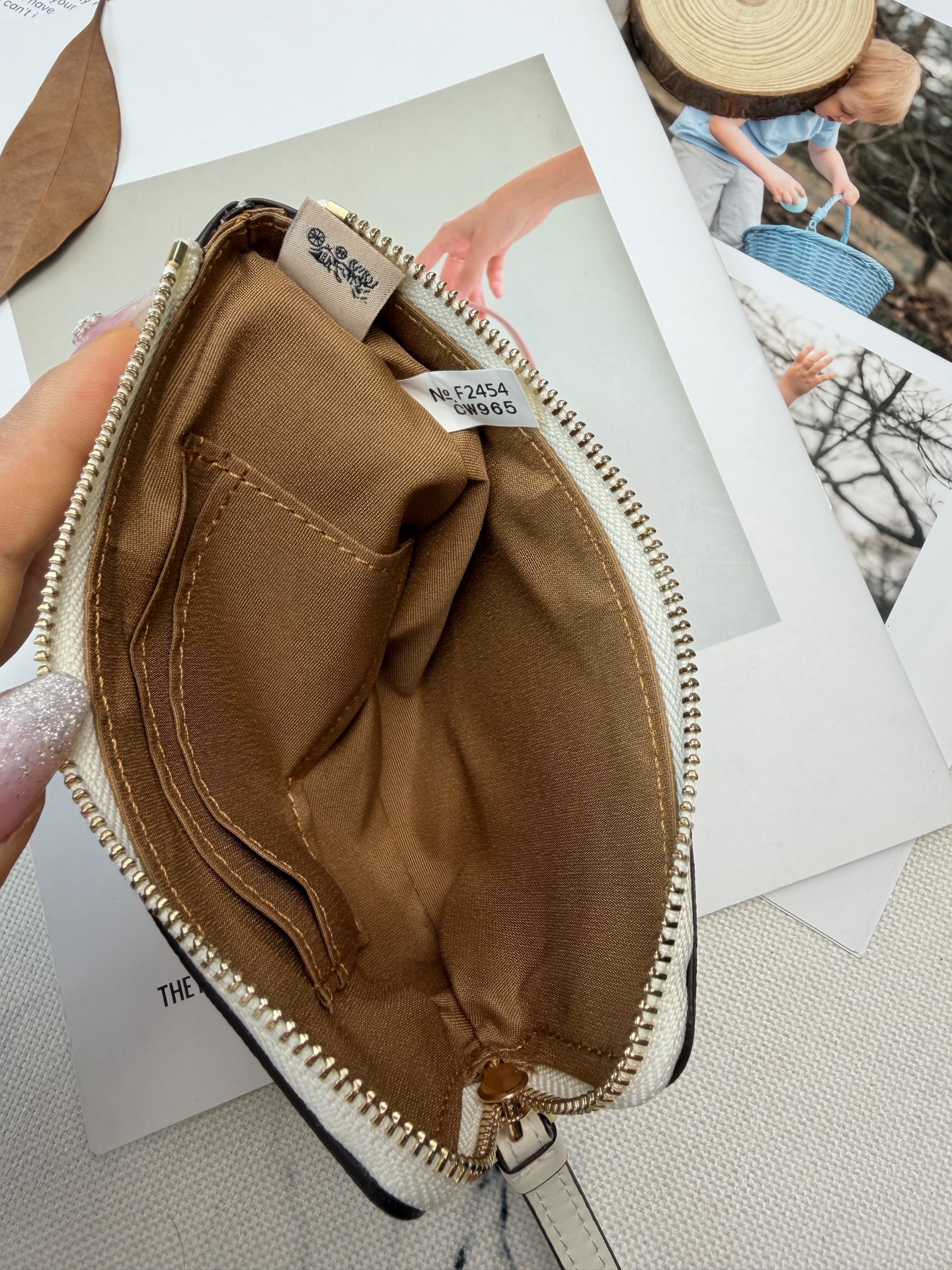 Coach 点缀多彩爱心印花 少女感满满 超有活力 金丝印Logo点缀 品牌辨识度超高 使用了YKK拉链开合