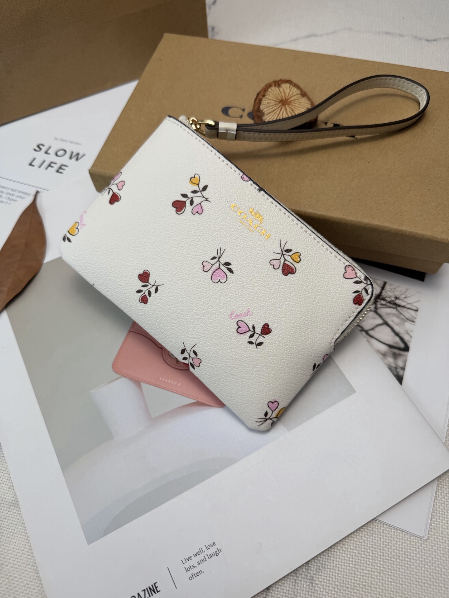Coach 点缀多彩爱心印花 少女感满满 超有活力 金丝印Logo点缀 品牌辨识度超高 使用了YKK拉链开合