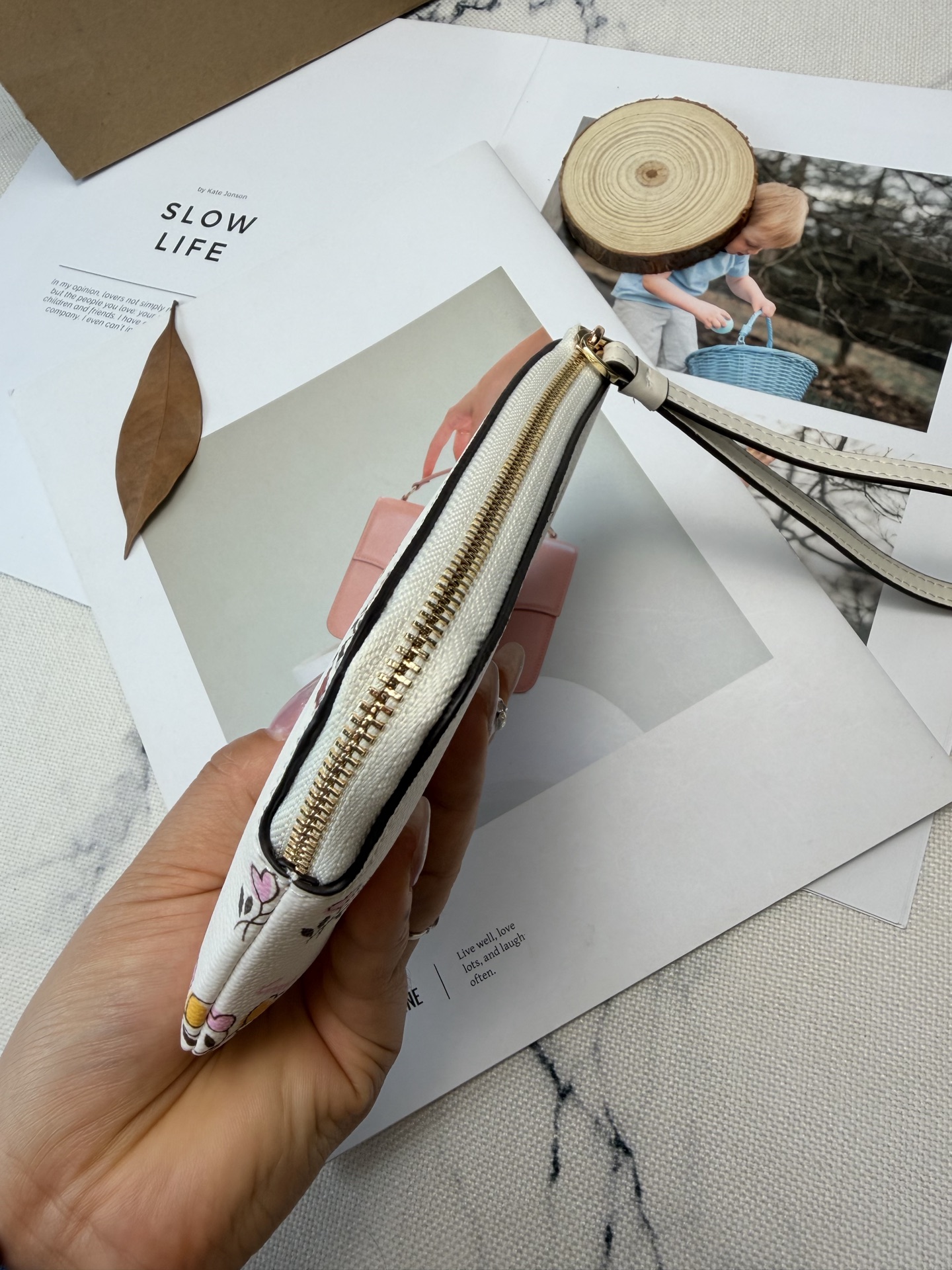 Coach 点缀多彩爱心印花 少女感满满 超有活力 金丝印Logo点缀 品牌辨识度超高 使用了YKK拉链开合