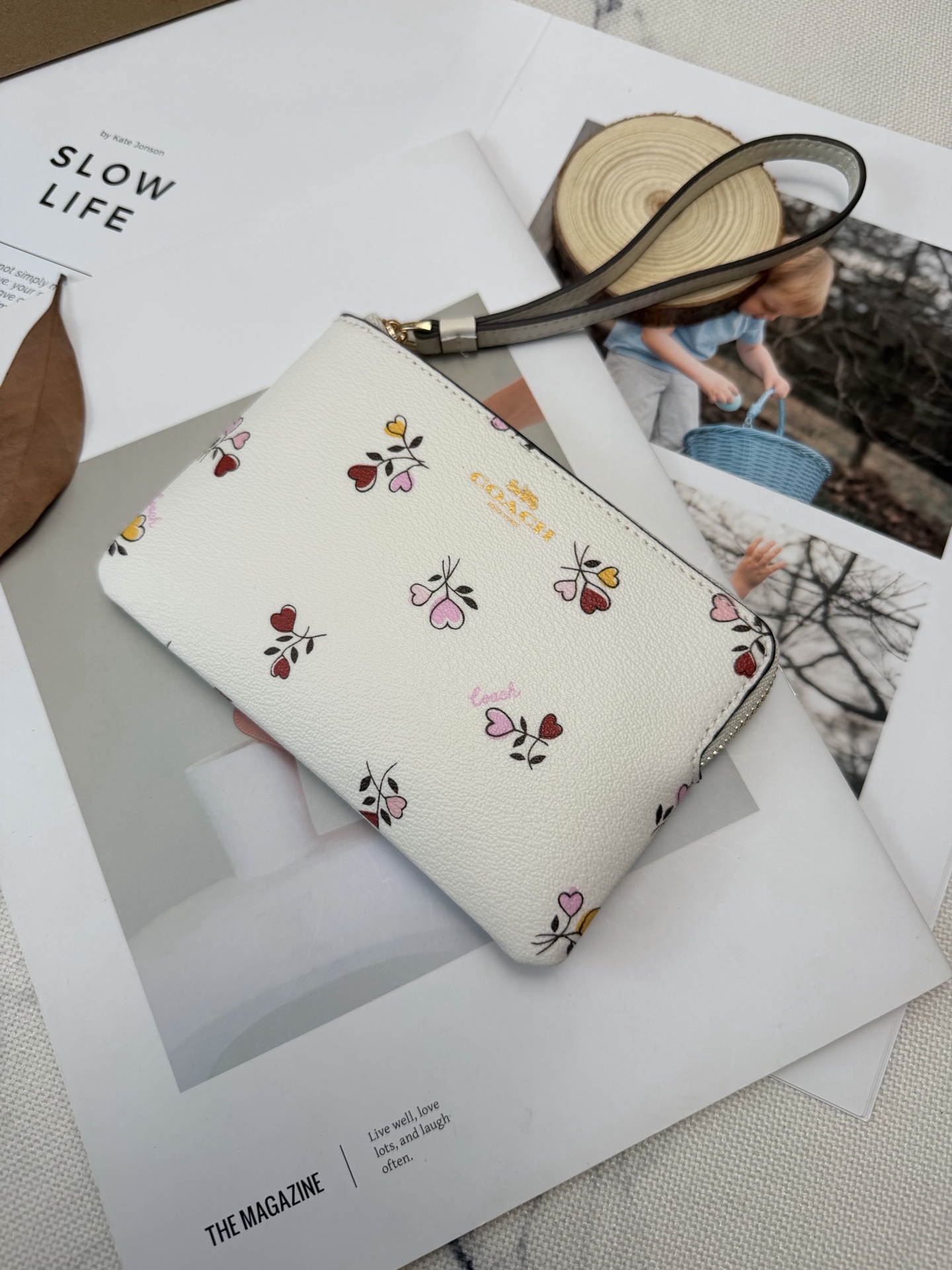 Coach 点缀多彩爱心印花 少女感满满 超有活力 金丝印Logo点缀 品牌辨识度超高 使用了YKK拉链开合