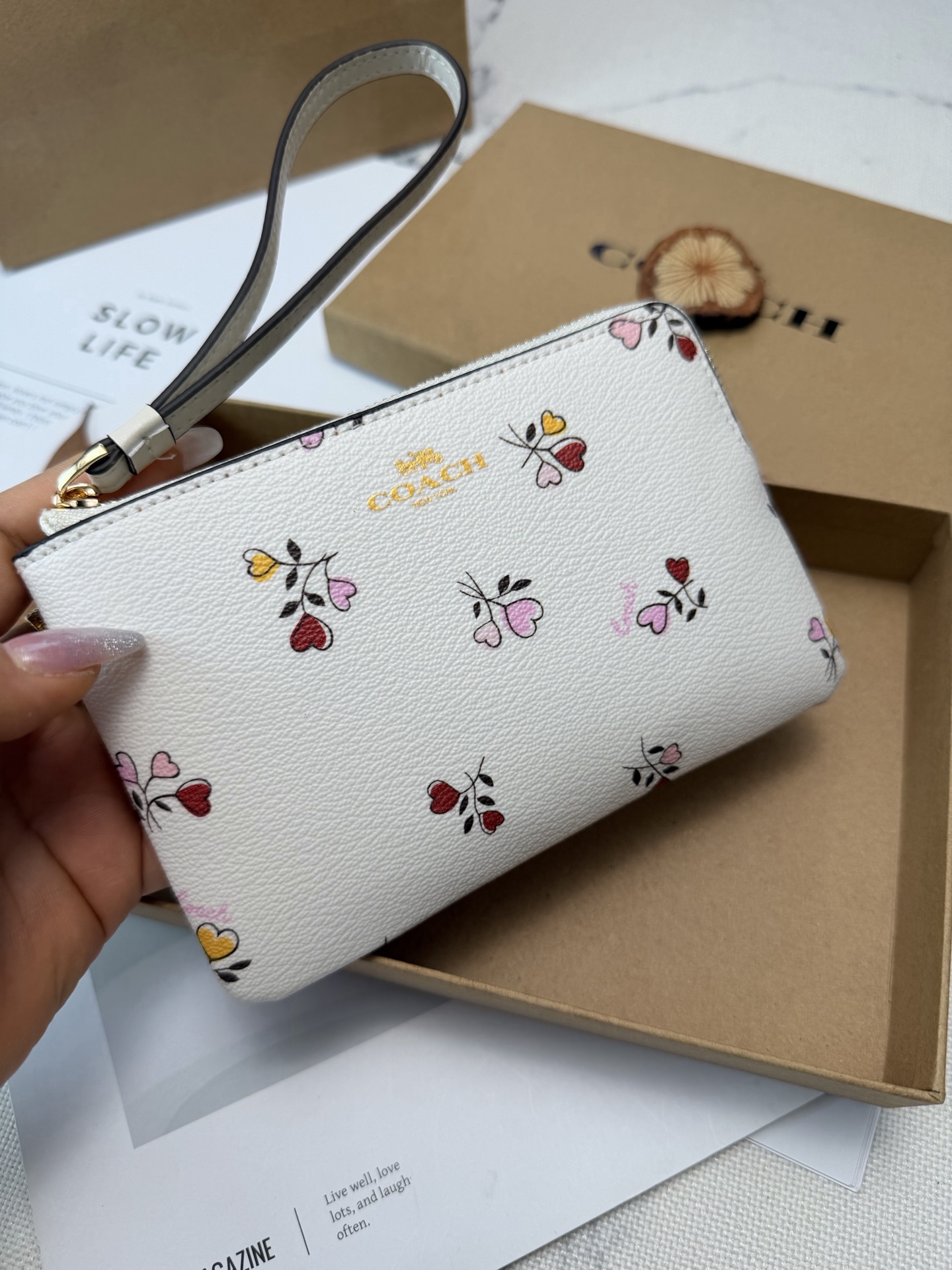 Coach 点缀多彩爱心印花 少女感满满 超有活力 金丝印Logo点缀 品牌辨识度超高 使用了YKK拉链开合