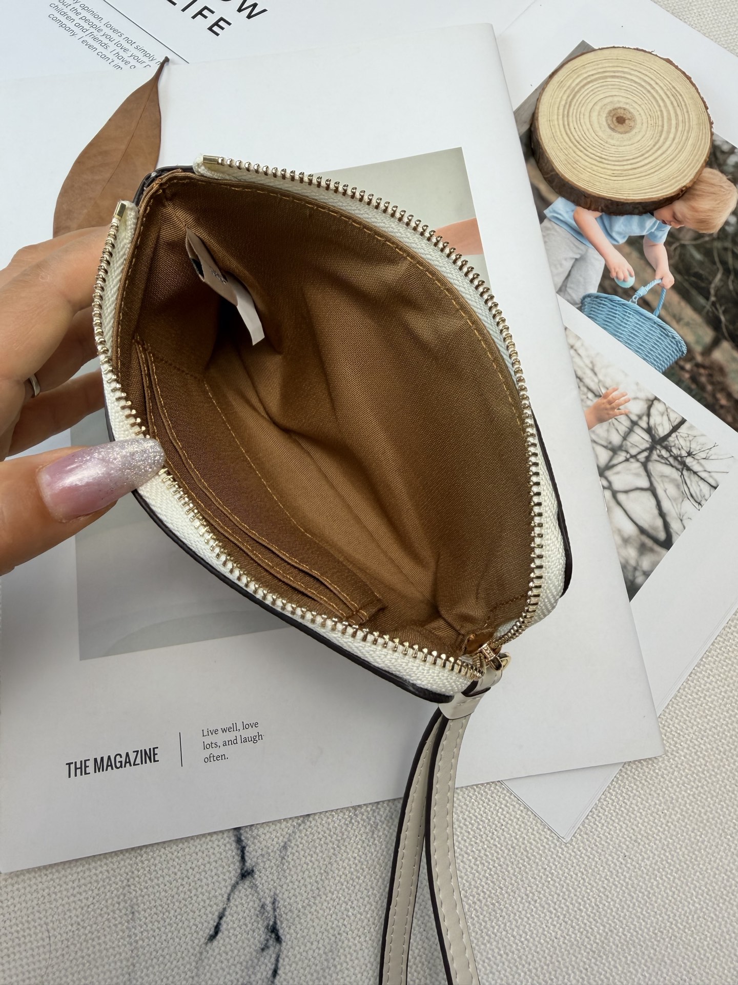 Coach 点缀多彩爱心印花 少女感满满 超有活力 金丝印Logo点缀 品牌辨识度超高 使用了YKK拉链开合