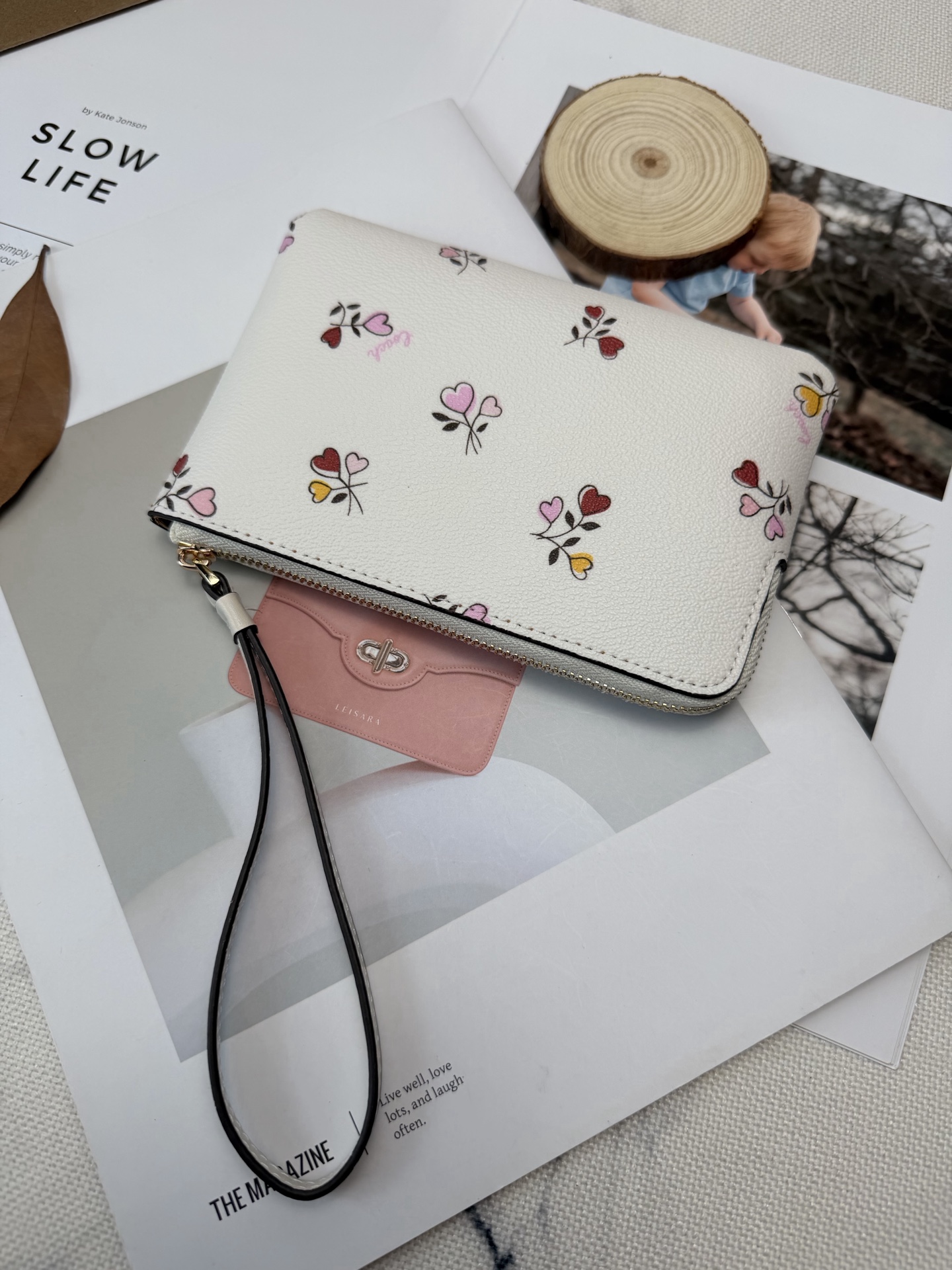 Coach 点缀多彩爱心印花 少女感满满 超有活力 金丝印Logo点缀 品牌辨识度超高 使用了YKK拉链开合