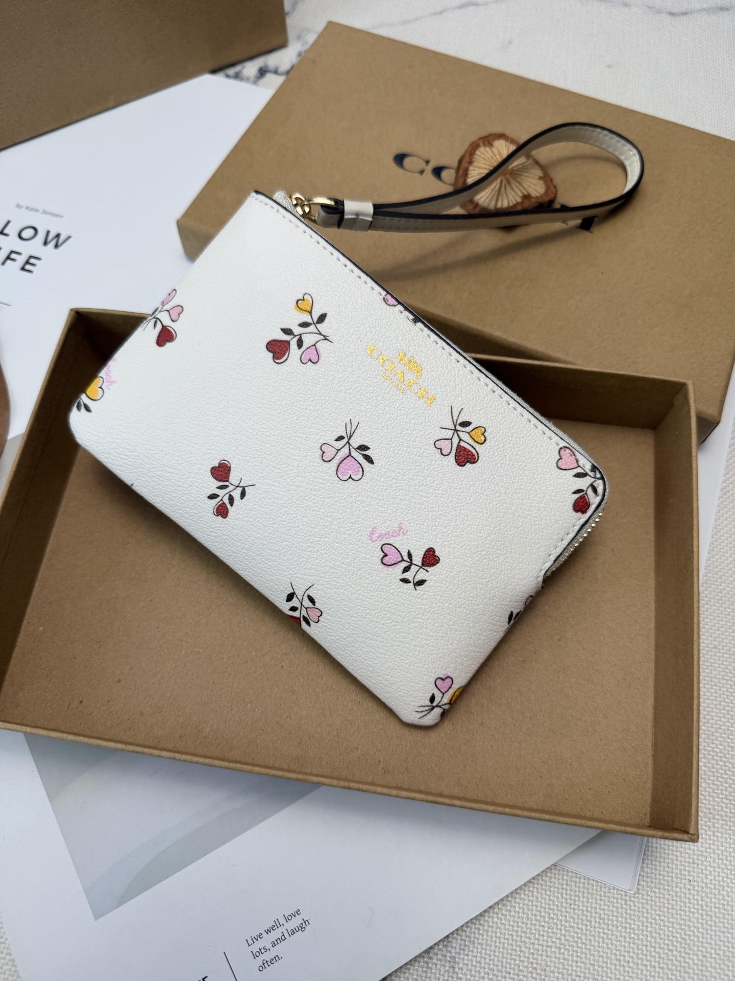 Coach 点缀多彩爱心印花 少女感满满 超有活力 金丝印Logo点缀 品牌辨识度超高 使用了YKK拉链开合