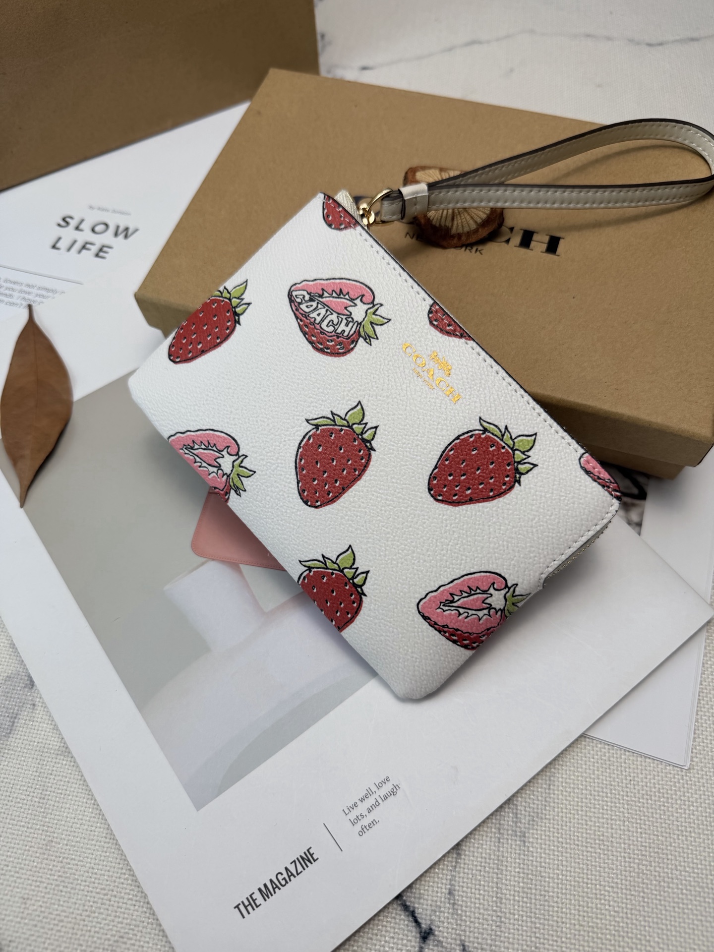Coach 白色牛皮+红色草莓图案 夏日氛围感满满 金色丝印Logo点缀 品牌辨识度超高 使用了YKK拉链开合