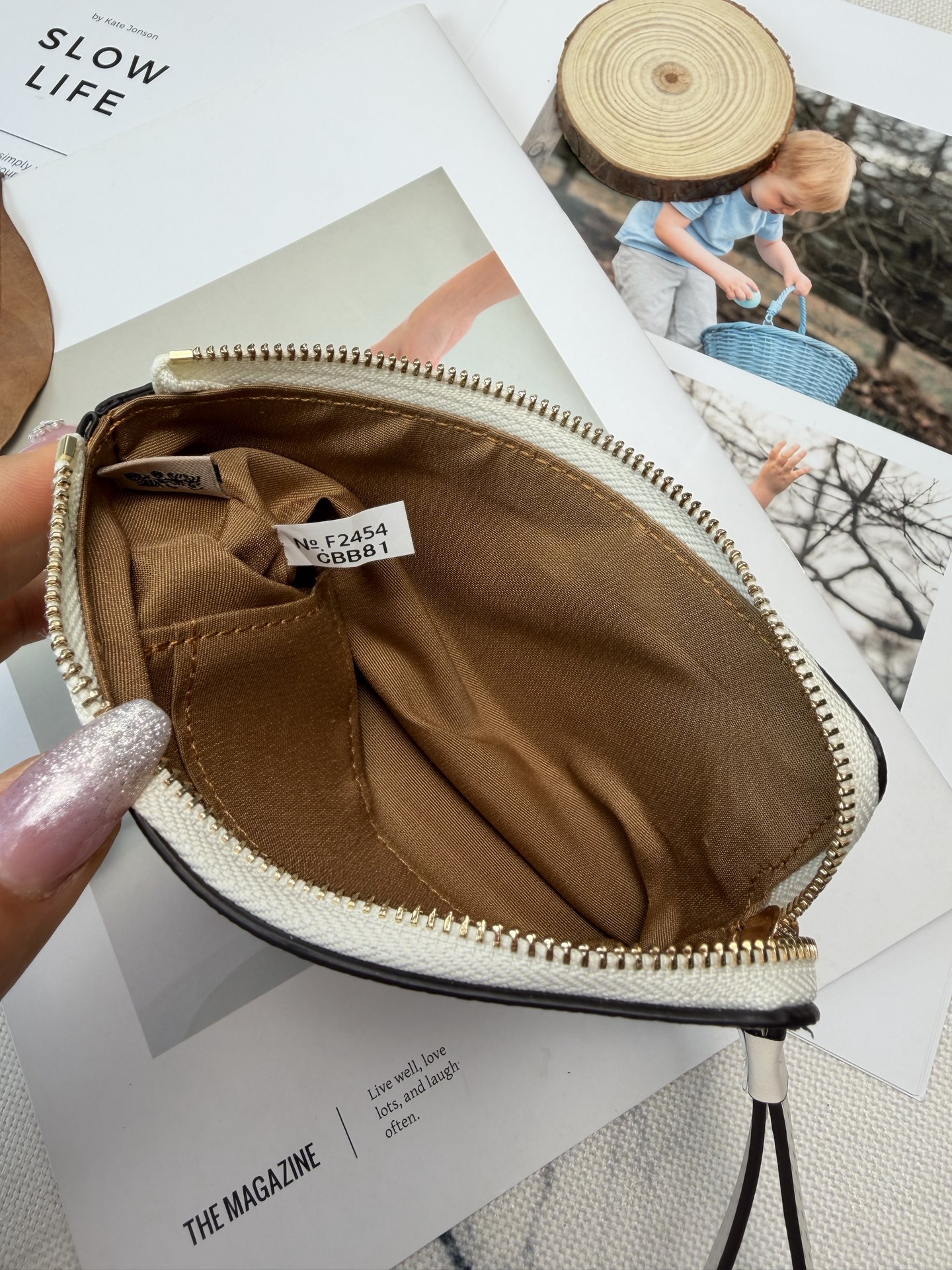 Coach 白色牛皮+红色草莓图案 夏日氛围感满满 金色丝印Logo点缀 品牌辨识度超高 使用了YKK拉链开合