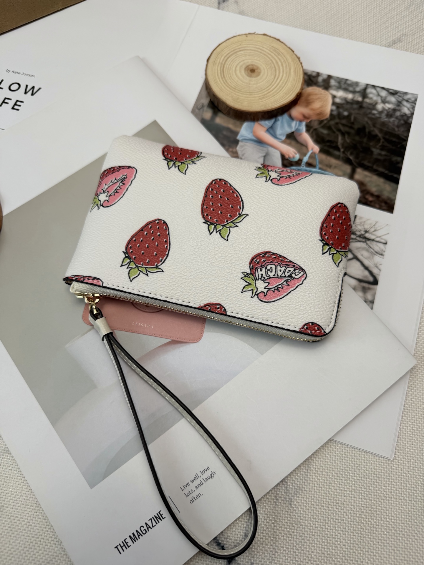 Coach 白色牛皮+红色草莓图案 夏日氛围感满满 金色丝印Logo点缀 品牌辨识度超高 使用了YKK拉链开合