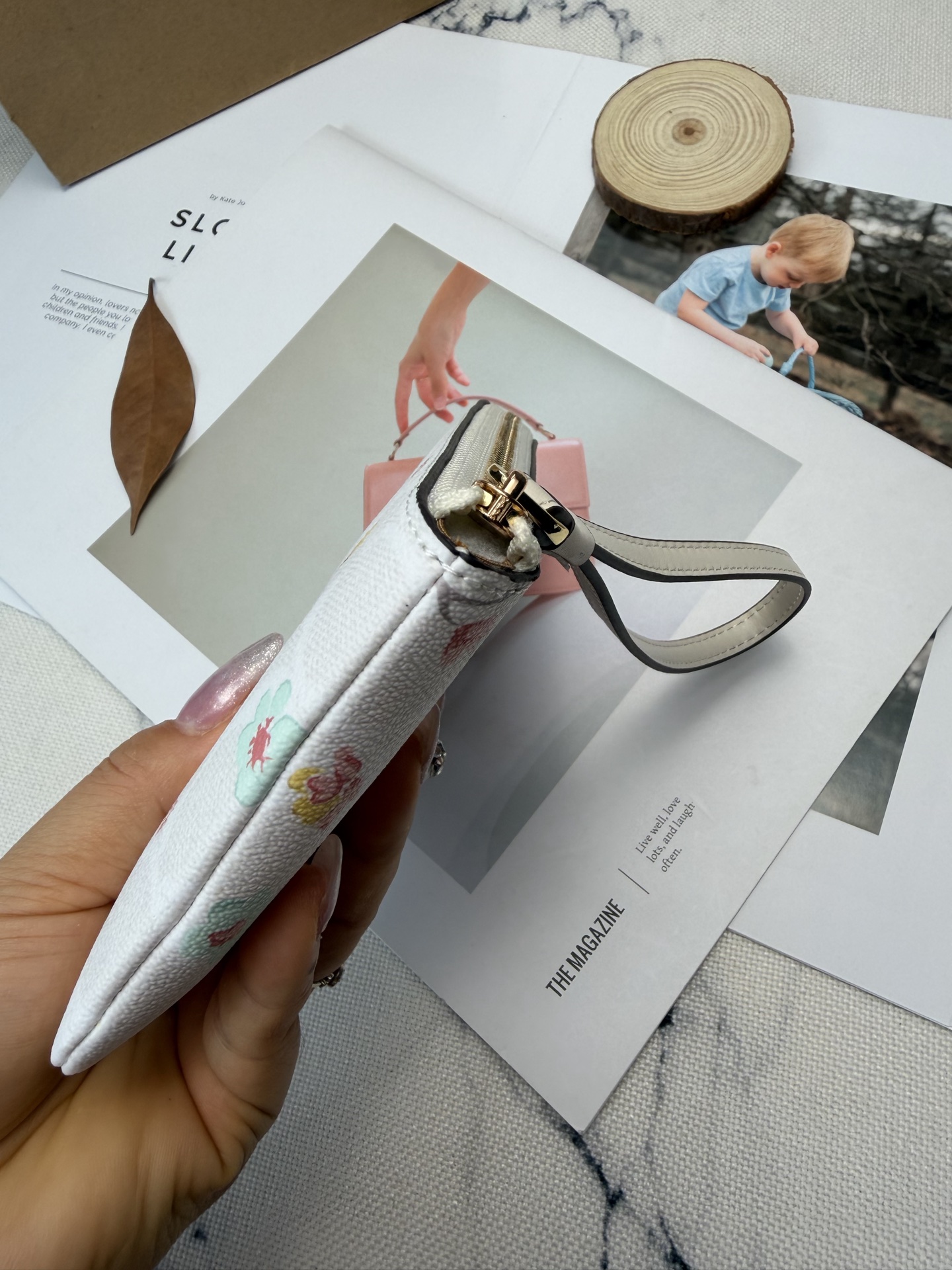 Coach 采用白色牛皮 搭配多彩花卉图案