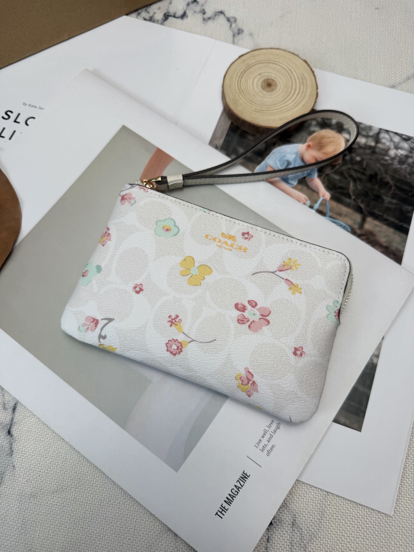 Coach 采用白色牛皮 搭配多彩花卉图案