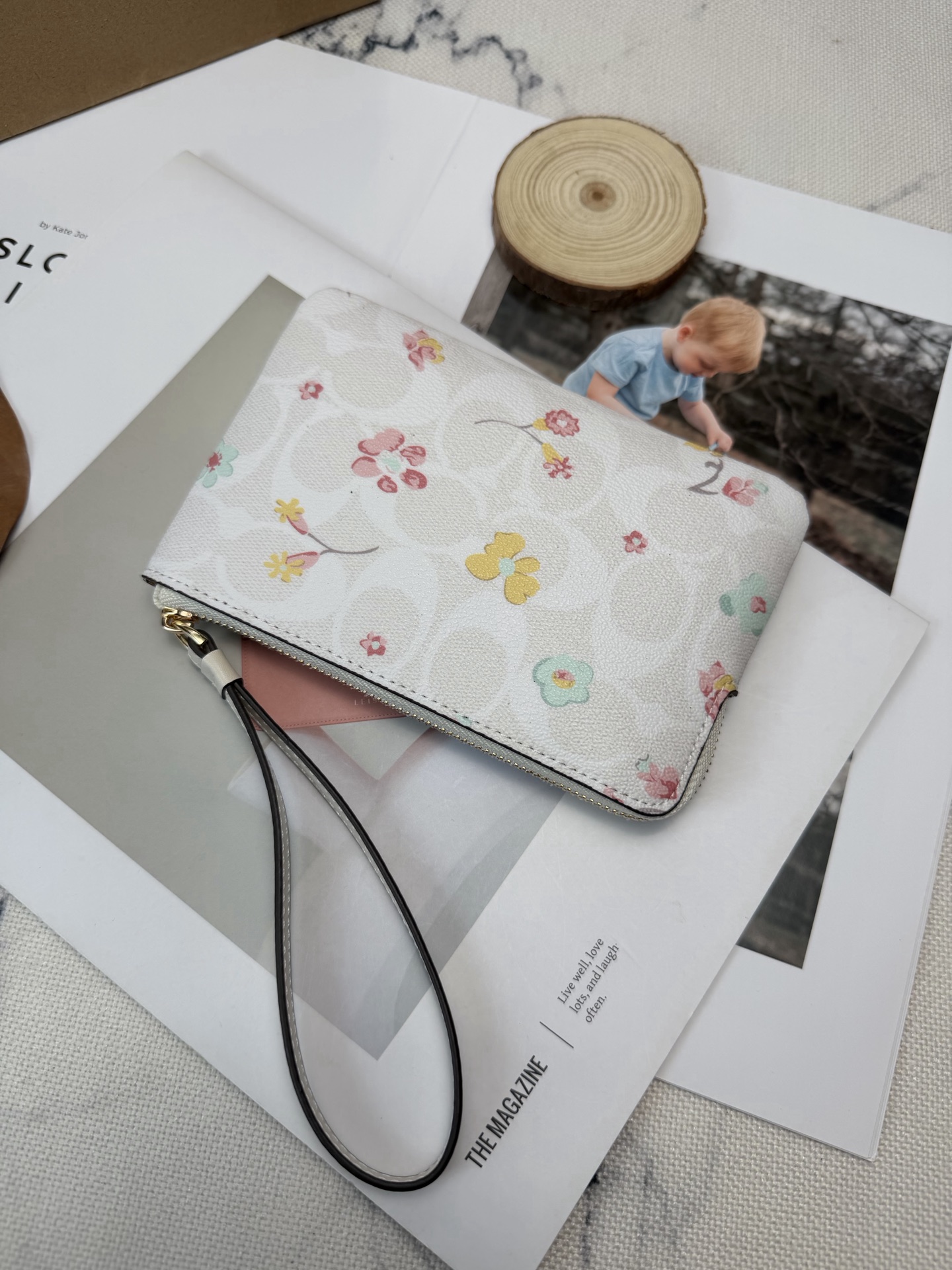 Coach 采用白色牛皮 搭配多彩花卉图案