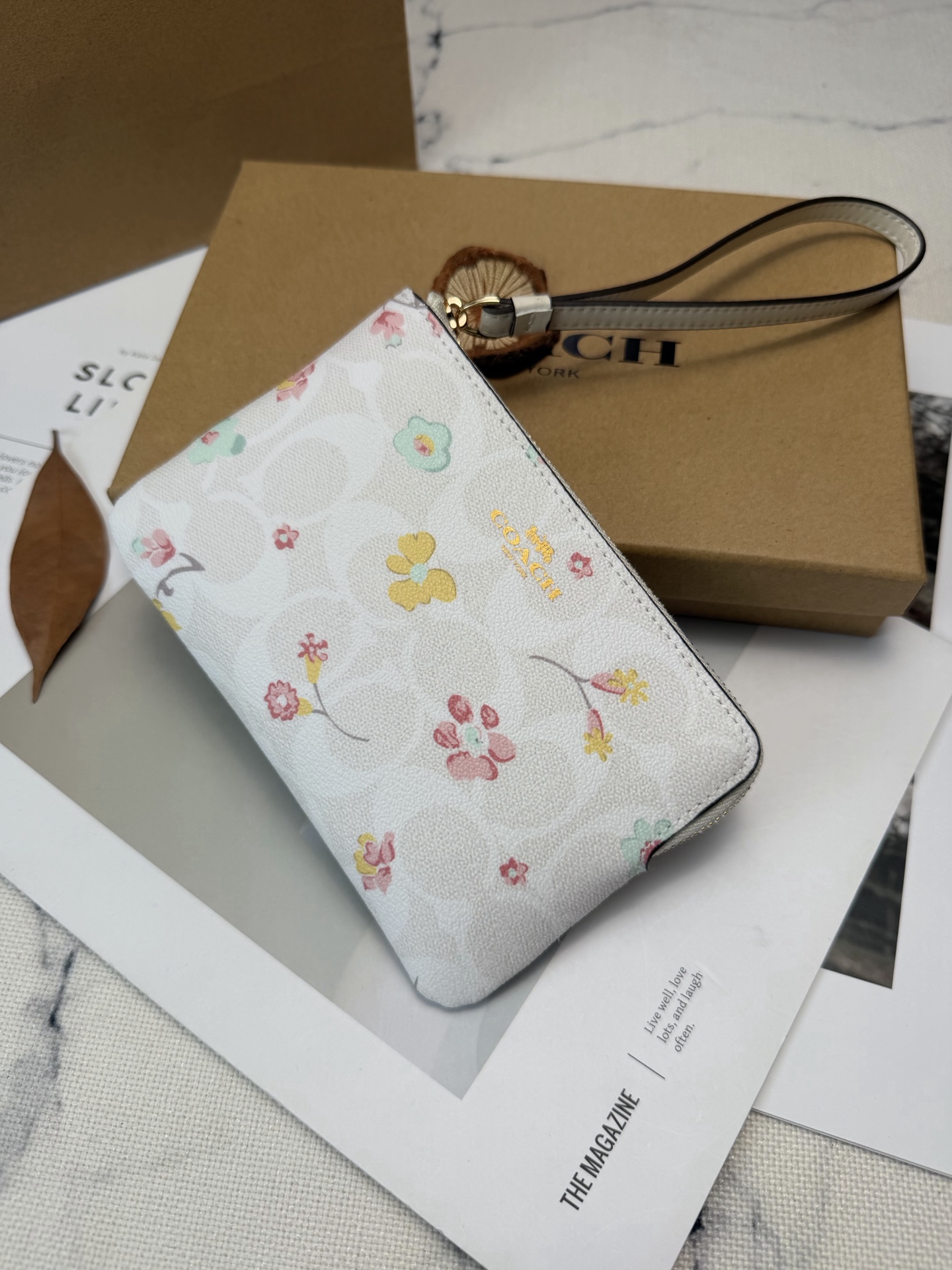 Coach 采用白色牛皮 搭配多彩花卉图案