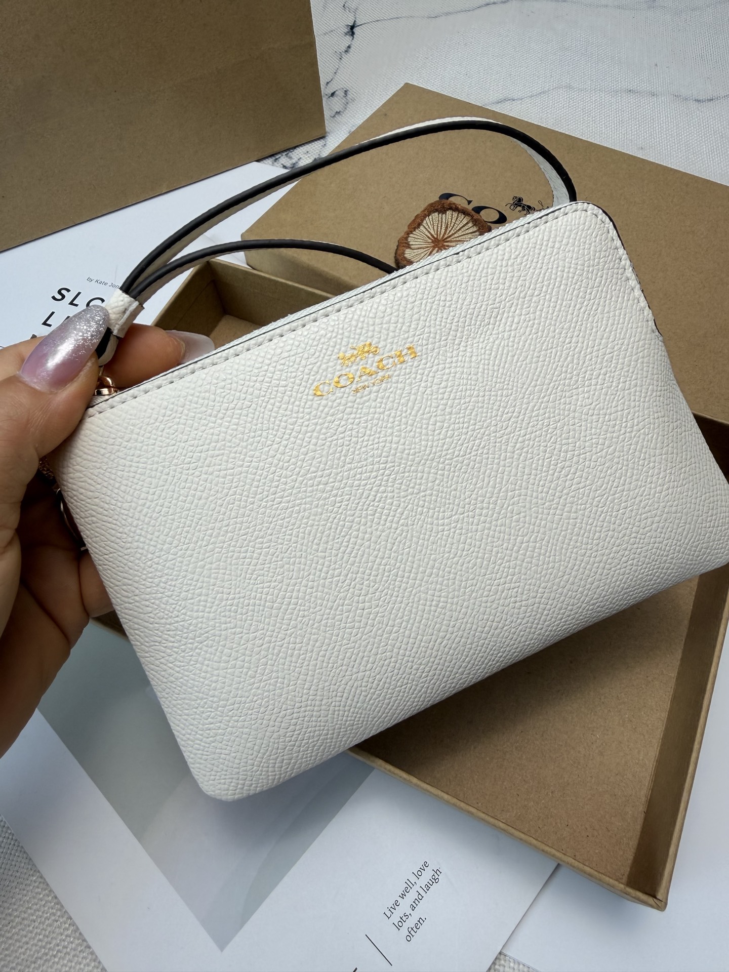 Coach 颗粒纹牛皮材质 耐磨又耐脏 金色丝印Logo点缀 品牌辨识度超高 使用了YKK拉链开合
