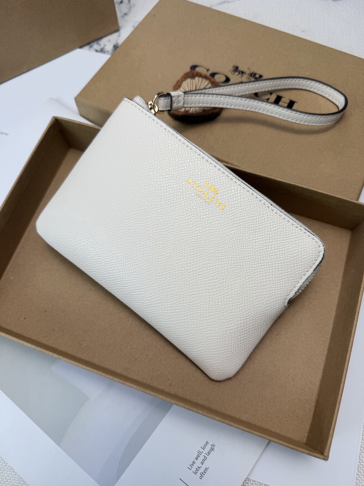 Coach 颗粒纹牛皮材质 耐磨又耐脏 金色丝印Logo点缀 品牌辨识度超高 使用了YKK拉链开合