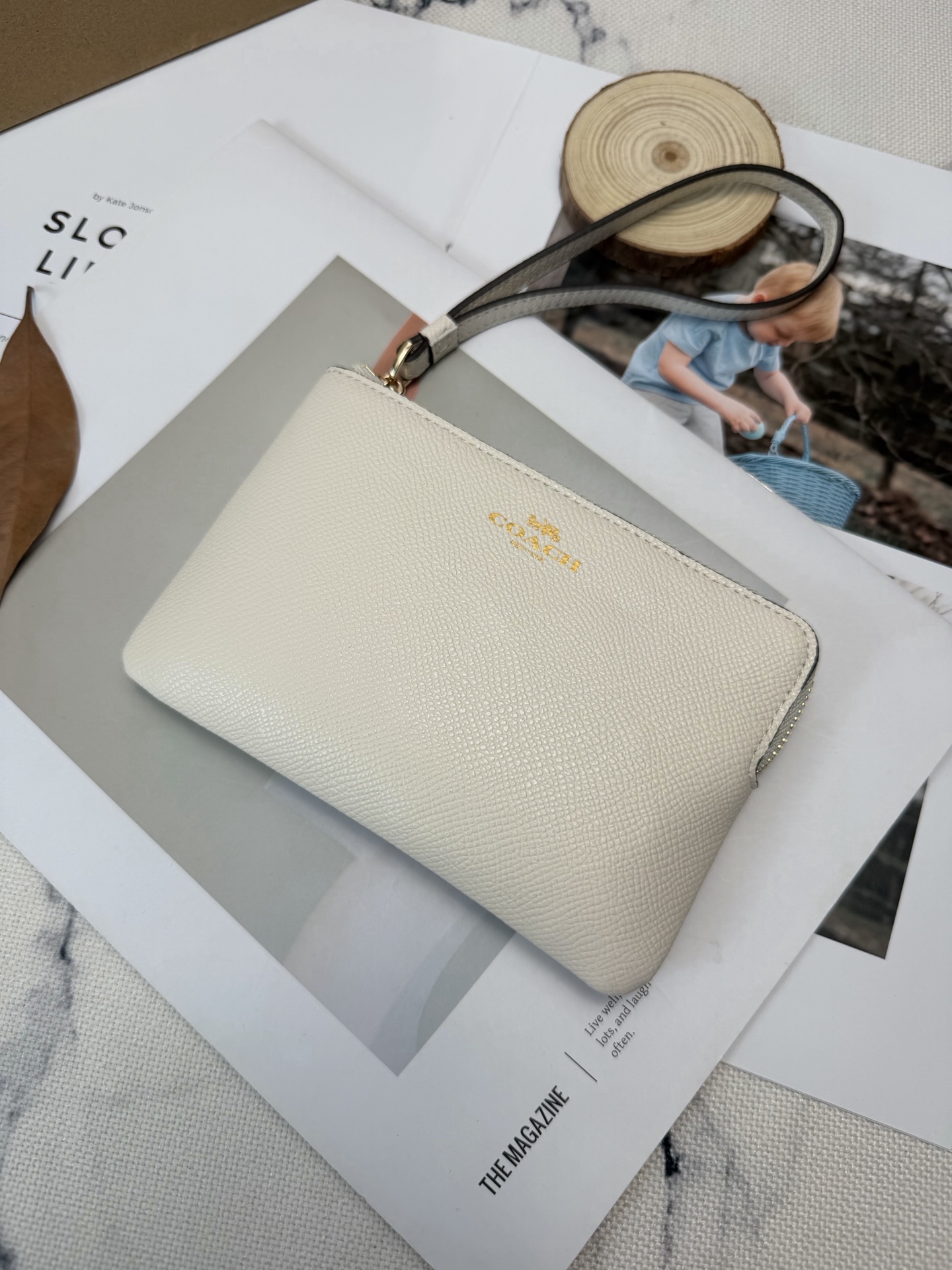 Coach 颗粒纹牛皮材质 耐磨又耐脏 金色丝印Logo点缀 品牌辨识度超高 使用了YKK拉链开合