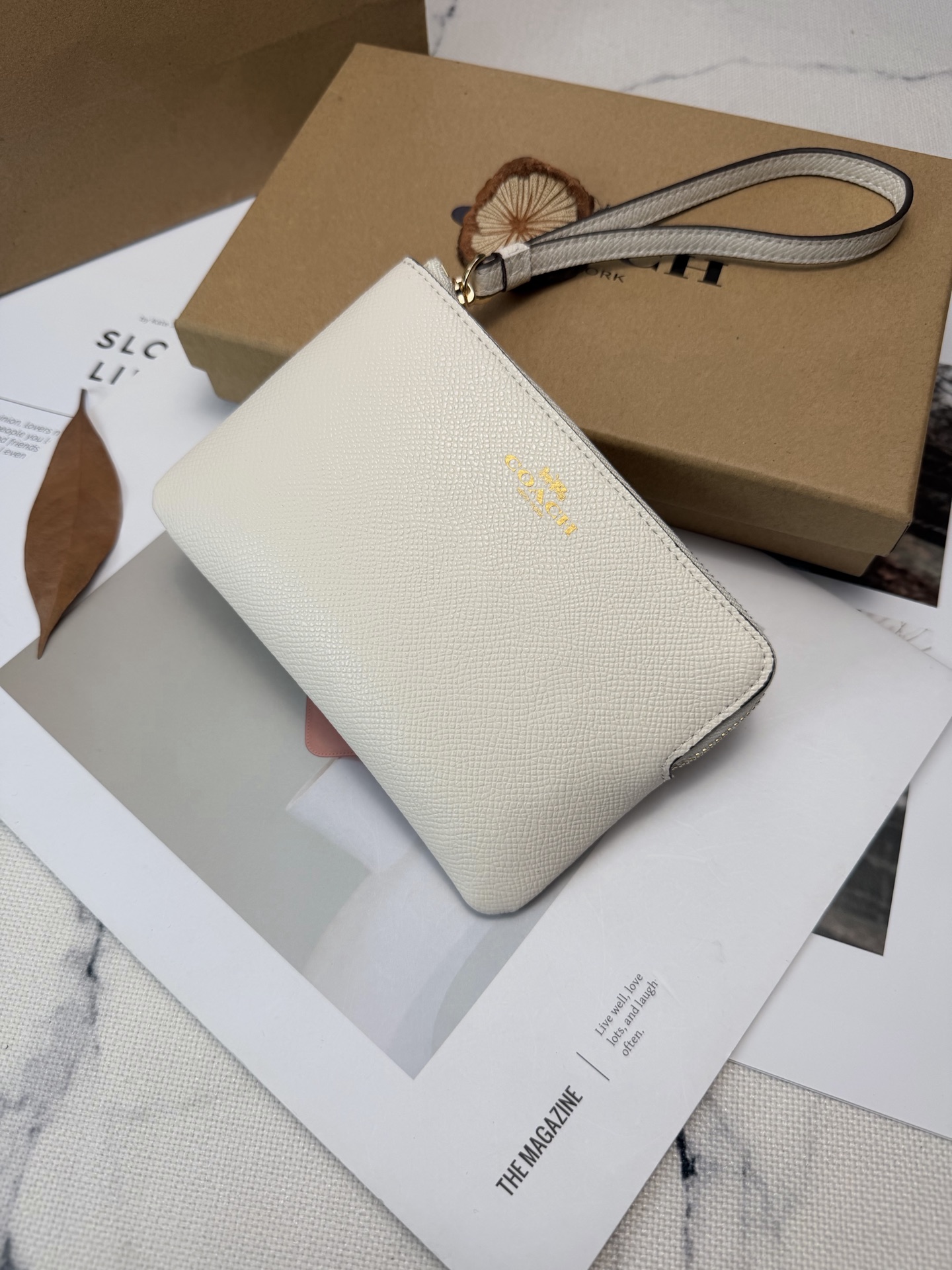 Coach 颗粒纹牛皮材质 耐磨又耐脏 金色丝印Logo点缀 品牌辨识度超高 使用了YKK拉链开合