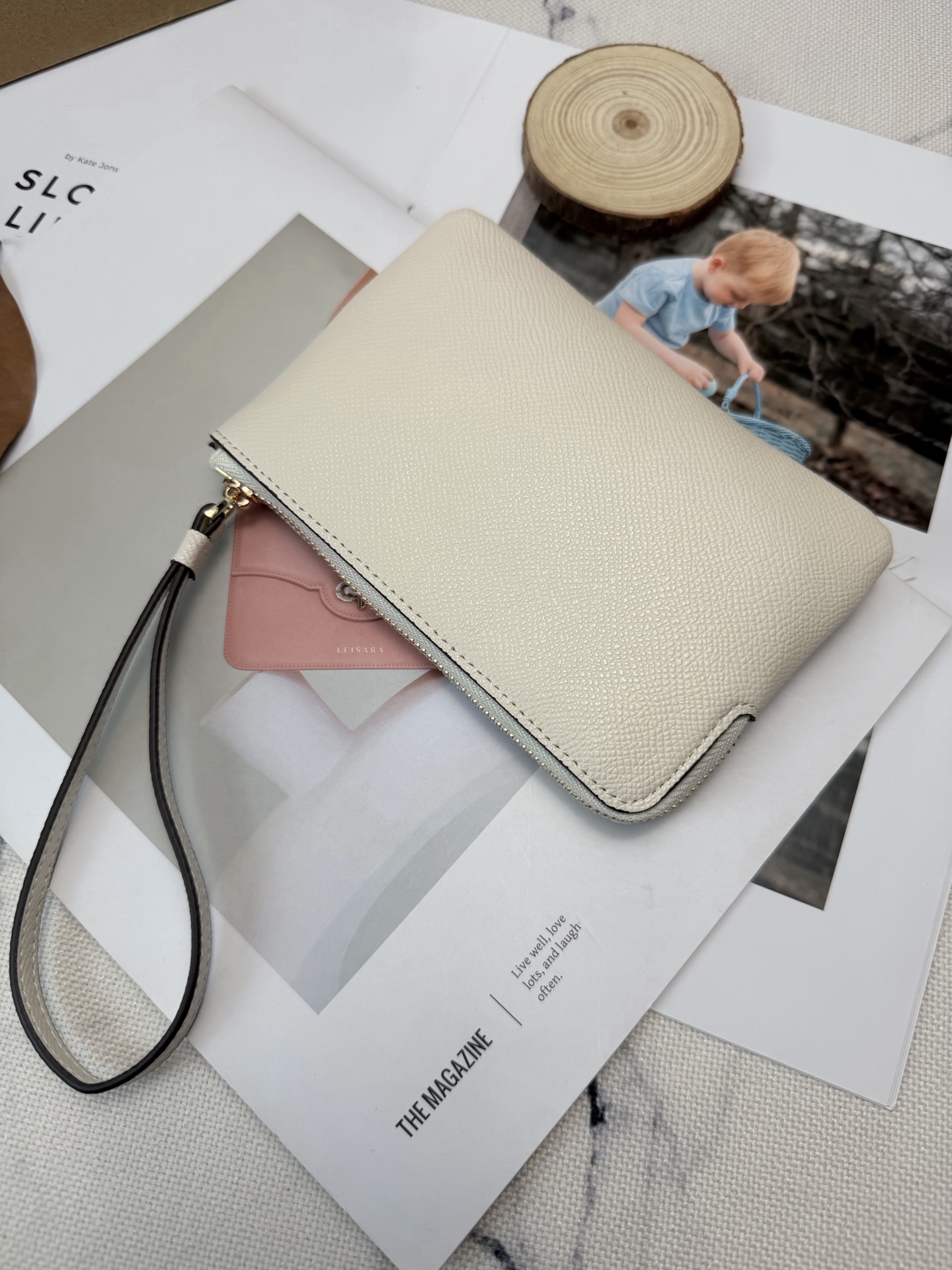 Coach 颗粒纹牛皮材质 耐磨又耐脏 金色丝印Logo点缀 品牌辨识度超高 使用了YKK拉链开合
