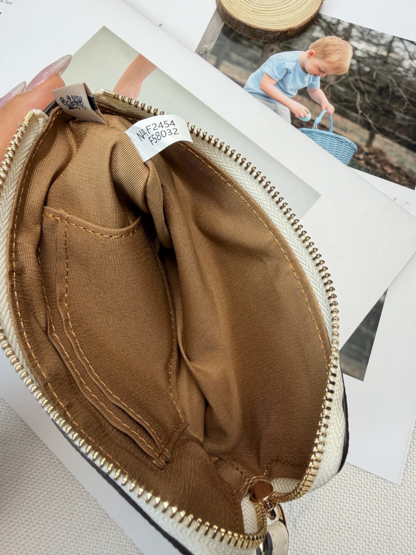 Coach 颗粒纹牛皮材质 耐磨又耐脏 金色丝印Logo点缀 品牌辨识度超高 使用了YKK拉链开合