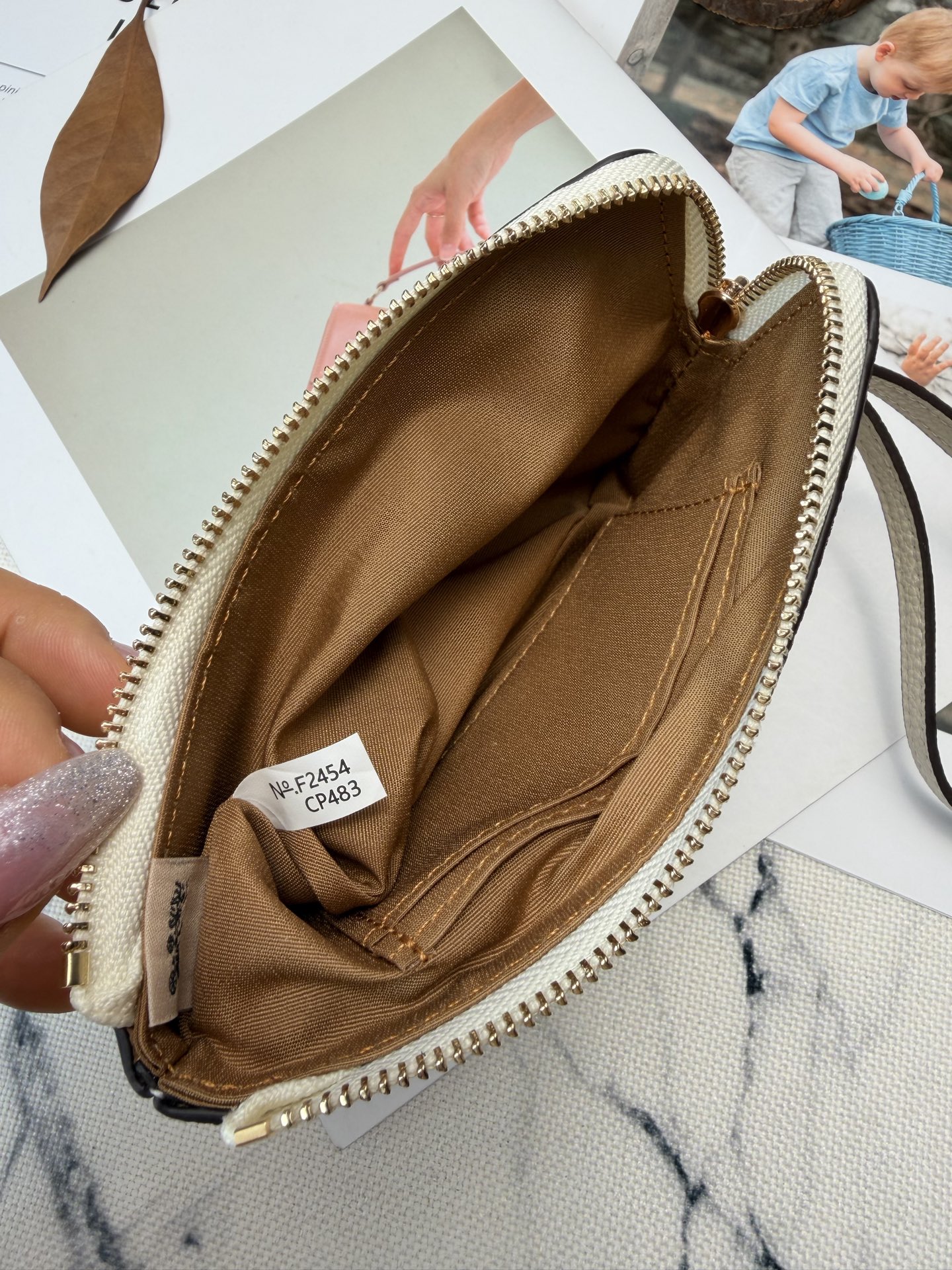 Coach 荔枝纹牛皮材质 耐磨又耐脏 金色丝印Logo点缀 品牌辨识度超高 使用了YKK拉链开合