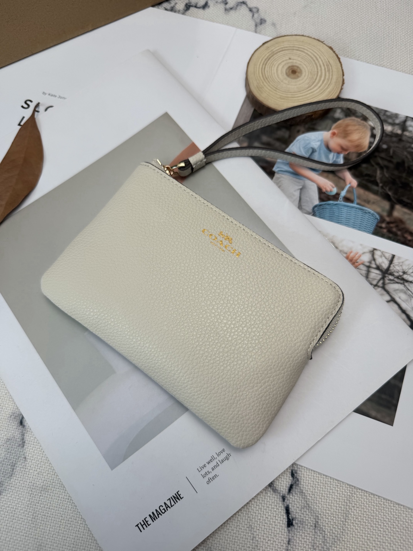 Coach 荔枝纹牛皮材质 耐磨又耐脏 金色丝印Logo点缀 品牌辨识度超高 使用了YKK拉链开合