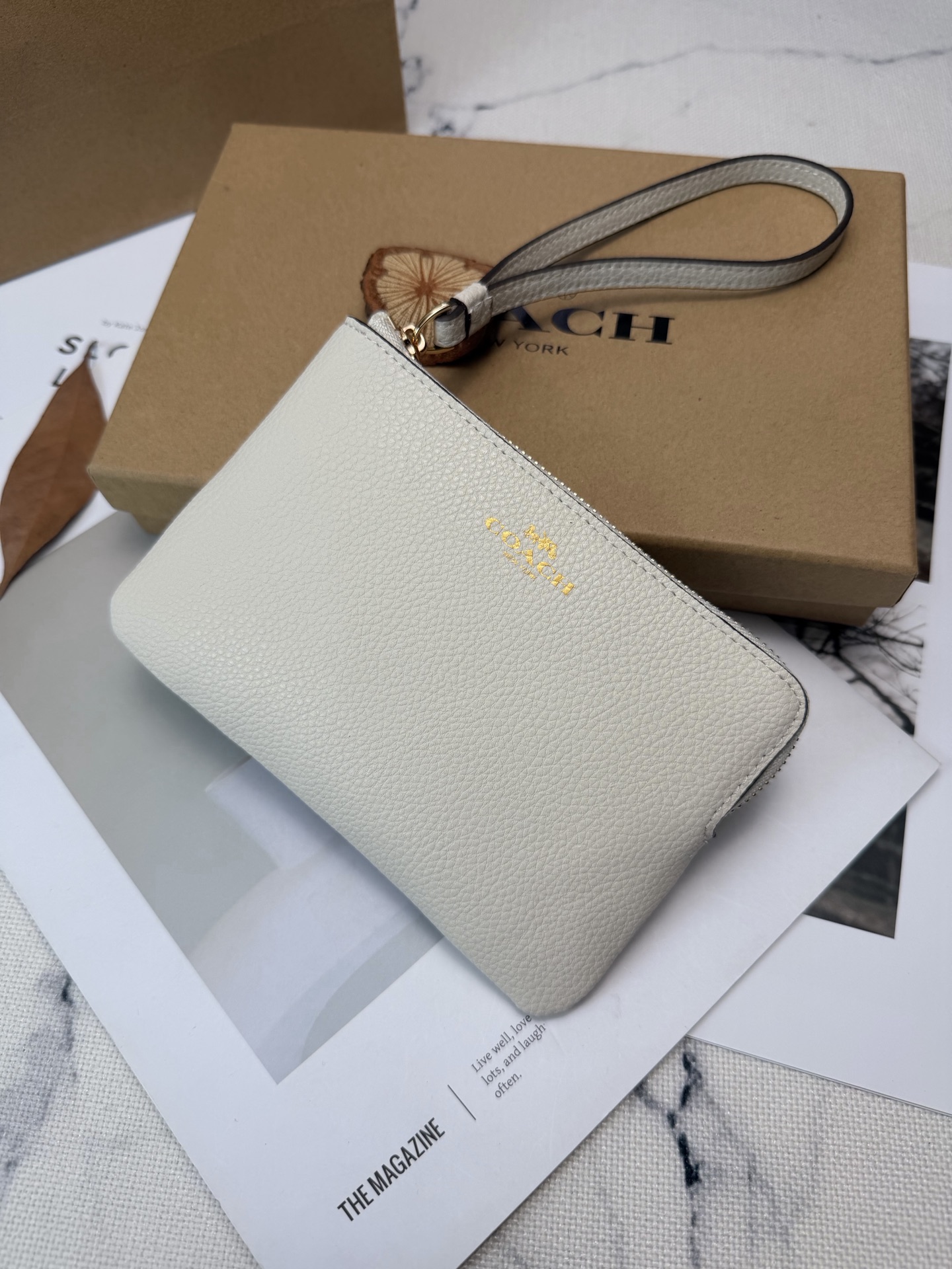 Coach 荔枝纹牛皮材质 耐磨又耐脏 金色丝印Logo点缀 品牌辨识度超高 使用了YKK拉链开合