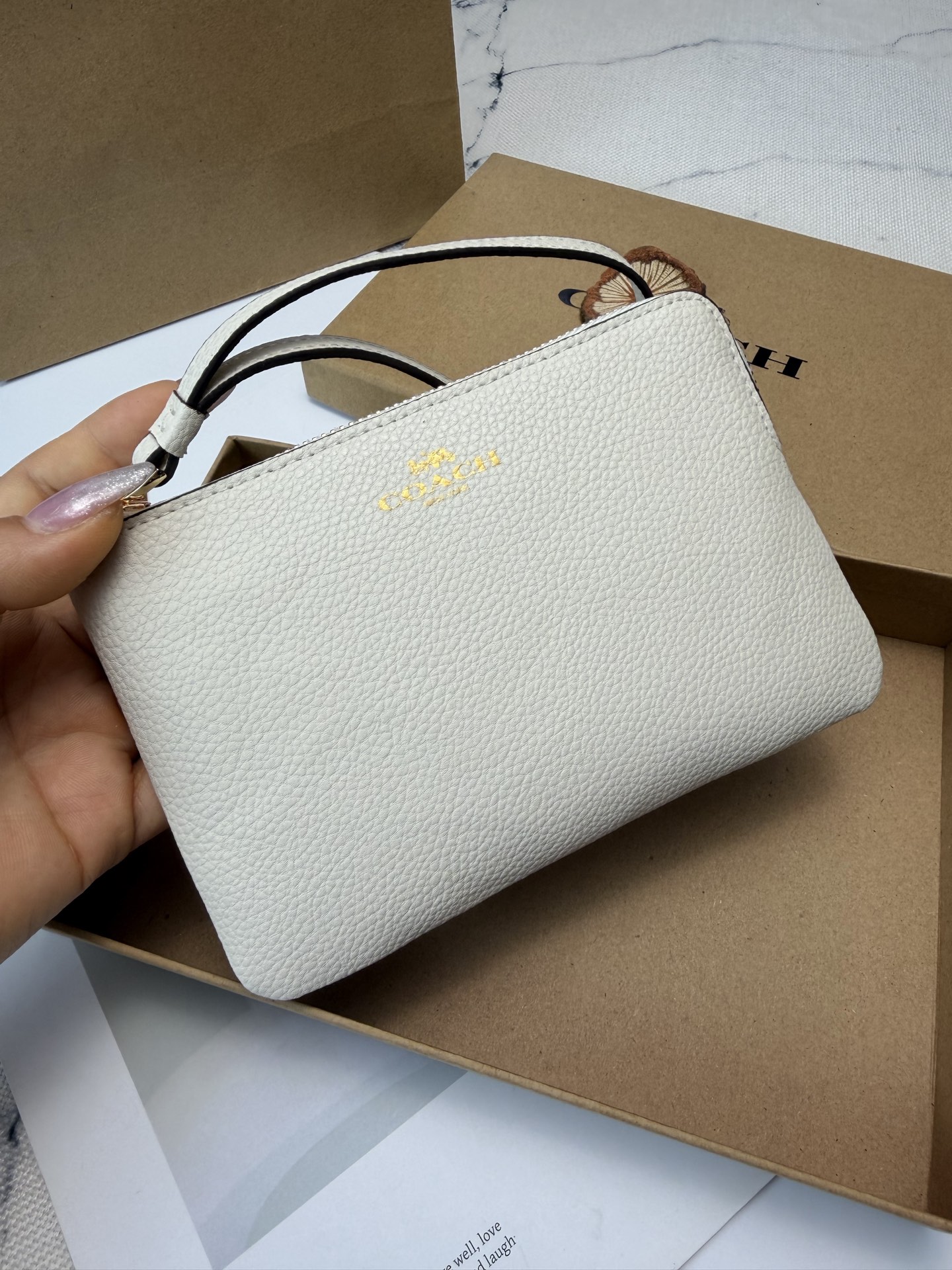 Coach 荔枝纹牛皮材质 耐磨又耐脏 金色丝印Logo点缀 品牌辨识度超高 使用了YKK拉链开合