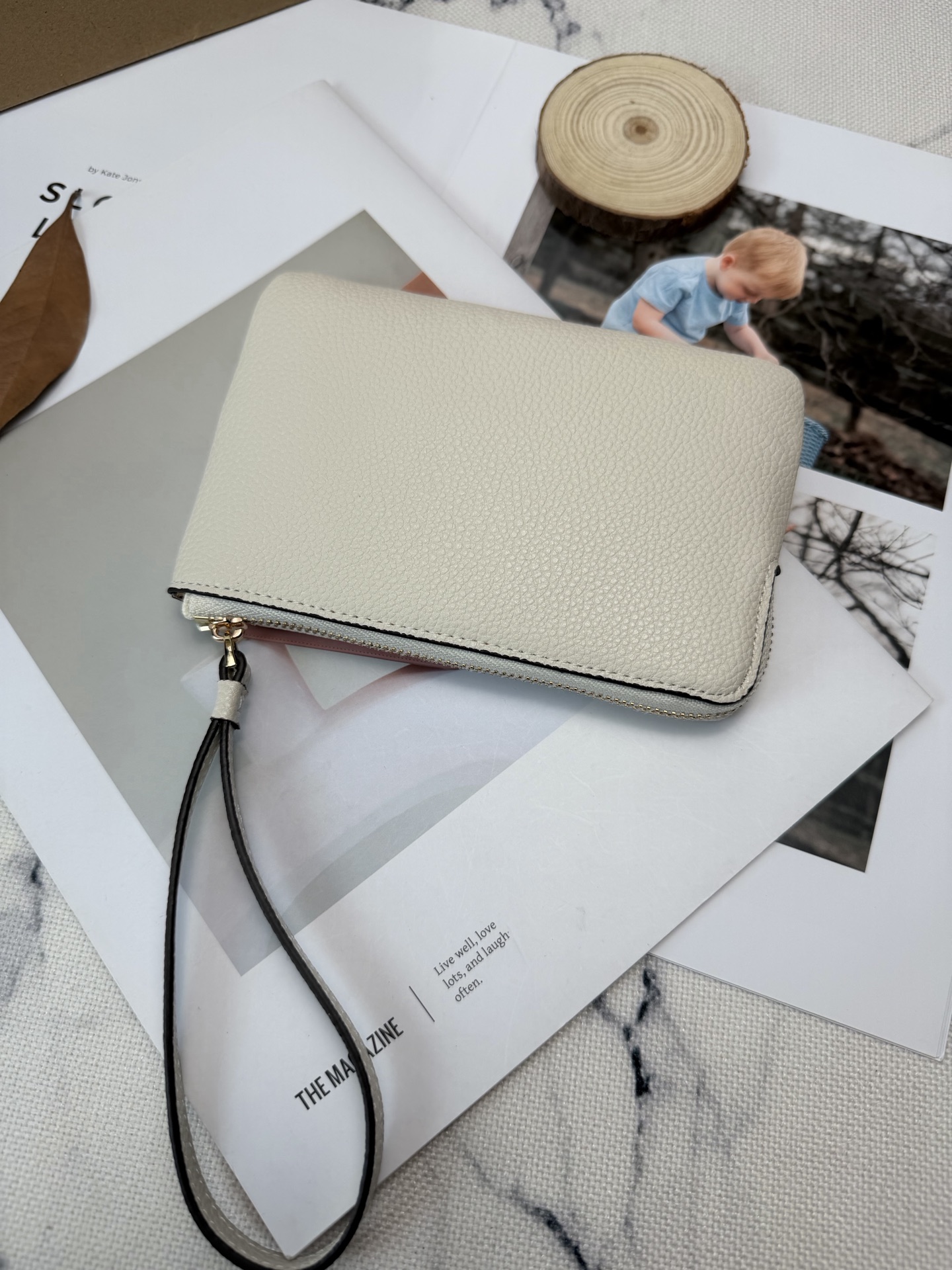 Coach 荔枝纹牛皮材质 耐磨又耐脏 金色丝印Logo点缀 品牌辨识度超高 使用了YKK拉链开合