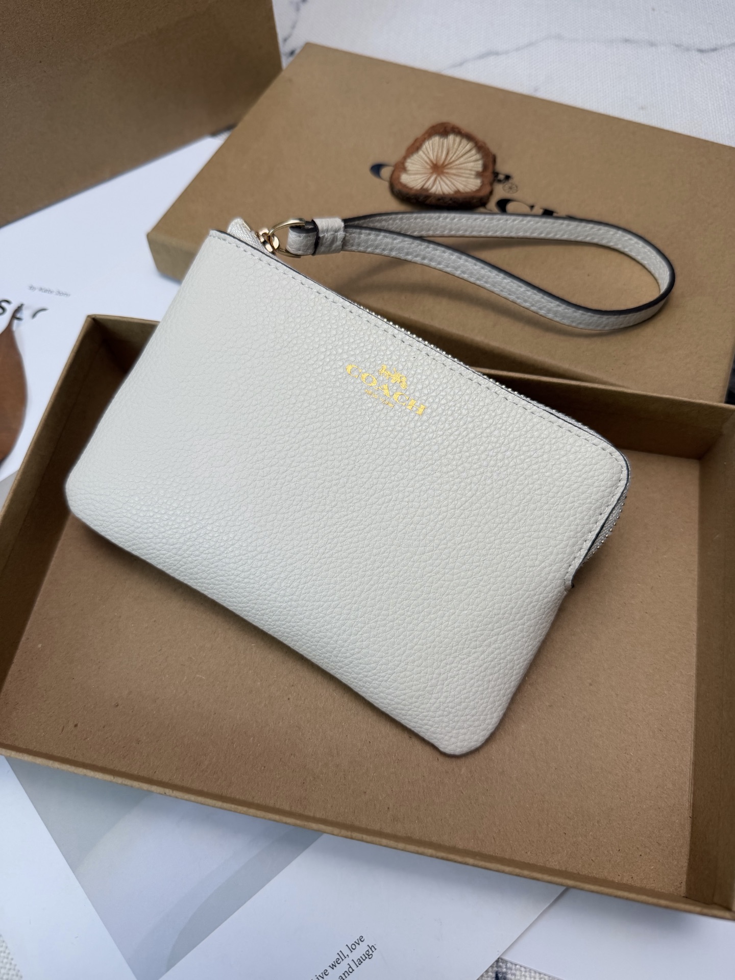 Coach 荔枝纹牛皮材质 耐磨又耐脏 金色丝印Logo点缀 品牌辨识度超高 使用了YKK拉链开合