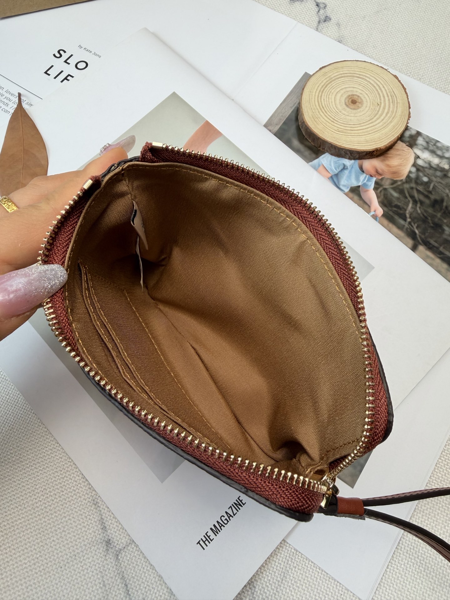Coach 棕色老花帆布+ 俏皮又 金色丝印Logo点缀 品牌辨识度超高 使用了YKK拉链开合