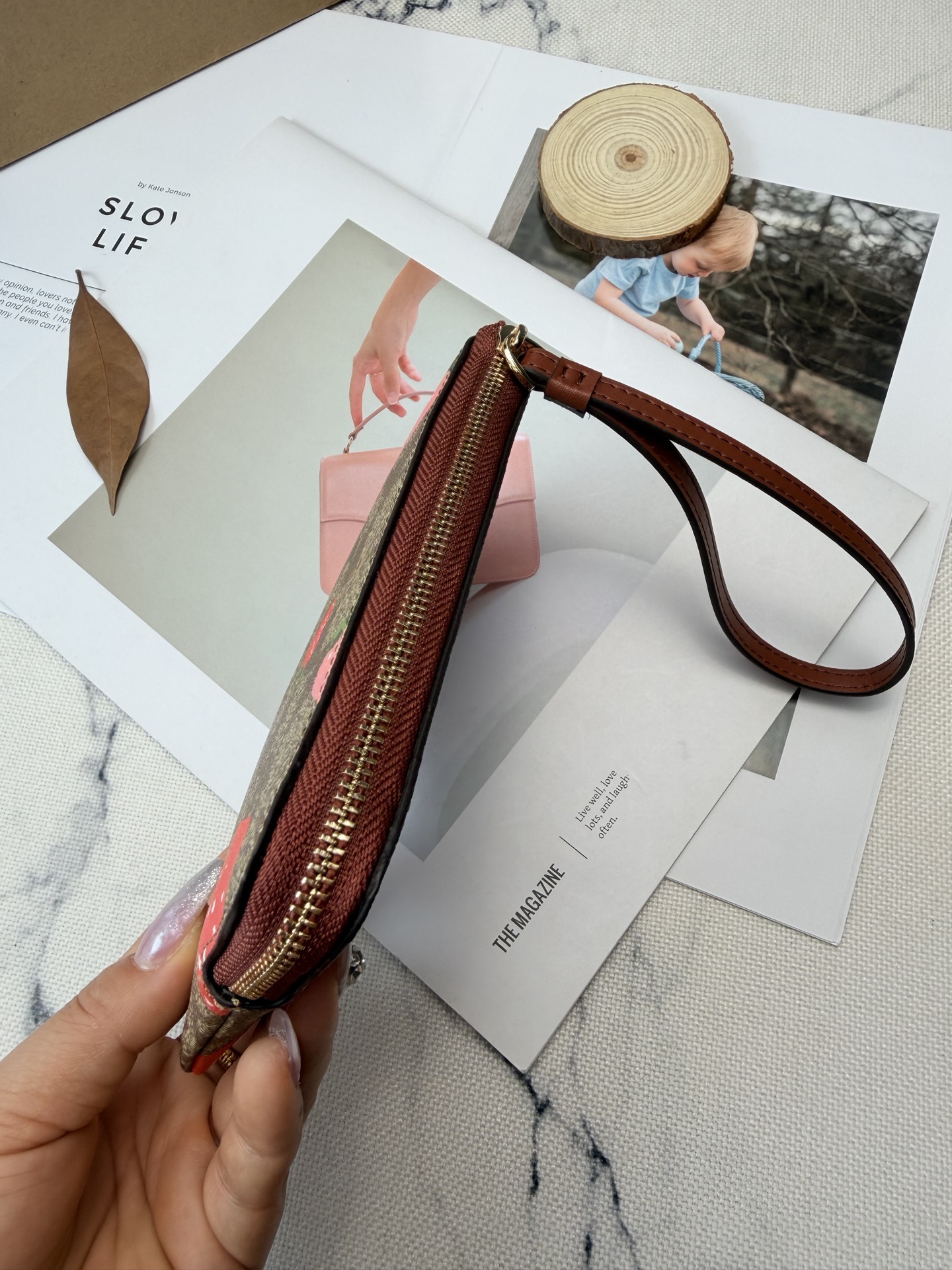 Coach 棕色老花帆布+ 俏皮又 金色丝印Logo点缀 品牌辨识度超高 使用了YKK拉链开合