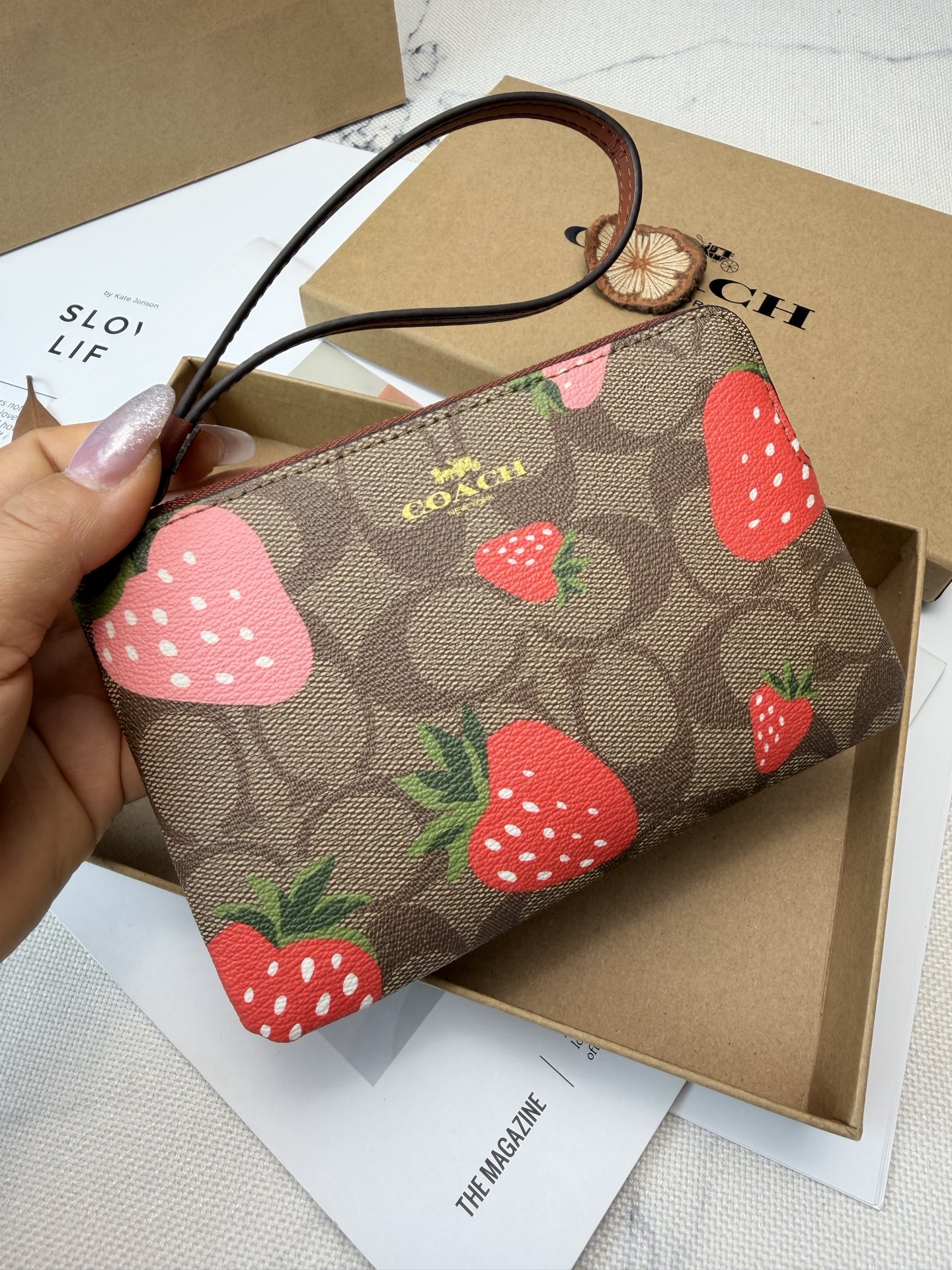 Coach 棕色老花帆布+ 俏皮又 金色丝印Logo点缀 品牌辨识度超高 使用了YKK拉链开合