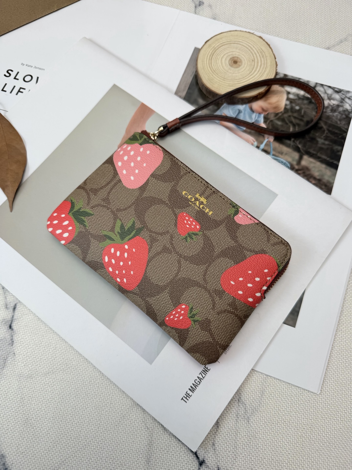 Coach 棕色老花帆布+ 俏皮又 金色丝印Logo点缀 品牌辨识度超高 使用了YKK拉链开合